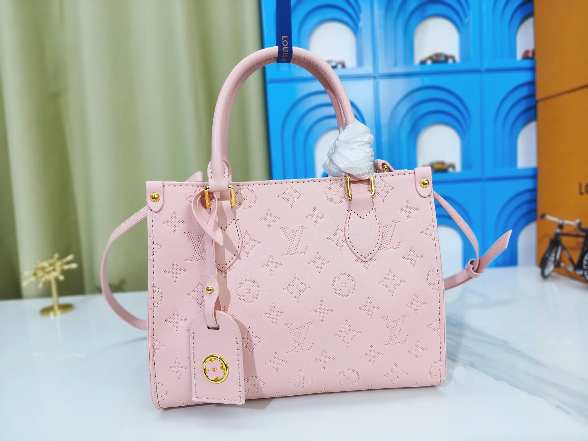 P240💰Upgraded from the original m12465m12775 m45659m45607 mm45595 m46531 m45495 This monogramink series onthego medium handbag has a matte texture of smooth cow leather, and the corner rivets pay tribute to the brand's classic hard box design. The neat interior has a large zipper pocket for storing banknotes and receipts. Dimensions: 25x19x11 cm (length x height x width)