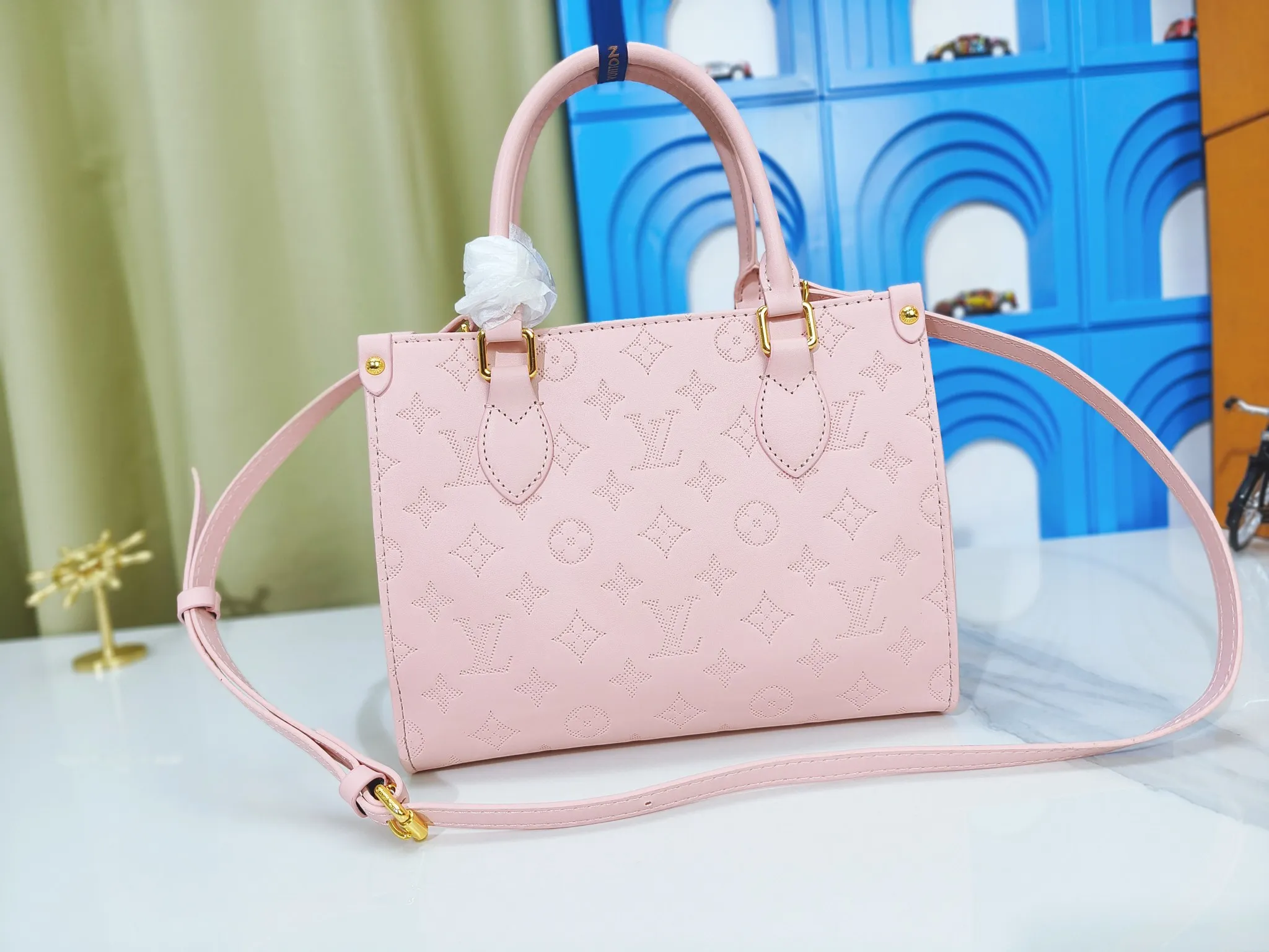 P240💰Upgraded from the original m12465m12775 m45659m45607 mm45595 m46531 m45495 This monogramink series onthego medium handbag has a matte texture of smooth cow leather, and the corner rivets pay tribute to the brand's classic hard box design. The neat interior has a large zipper pocket for storing banknotes and receipts. Dimensions: 25x19x11 cm (length x height x width)