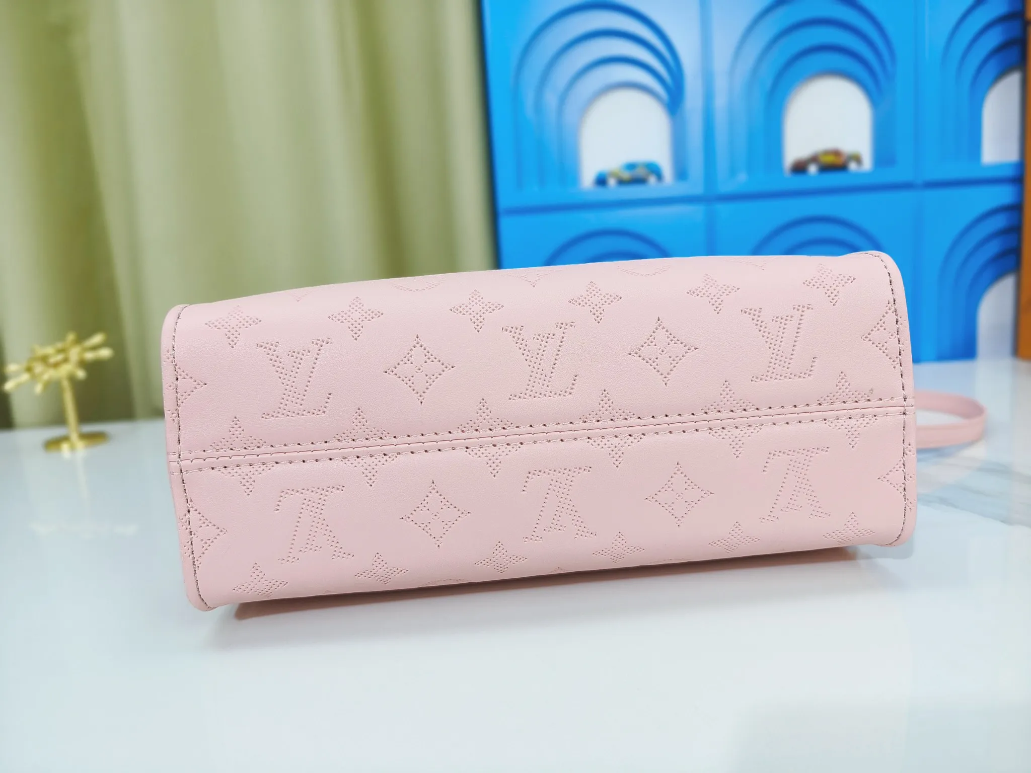 P240💰Upgraded from the original m12465m12775 m45659m45607 mm45595 m46531 m45495 This monogramink series onthego medium handbag has a matte texture of smooth cow leather, and the corner rivets pay tribute to the brand's classic hard box design. The neat interior has a large zipper pocket for storing banknotes and receipts. Dimensions: 25x19x11 cm (length x height x width)