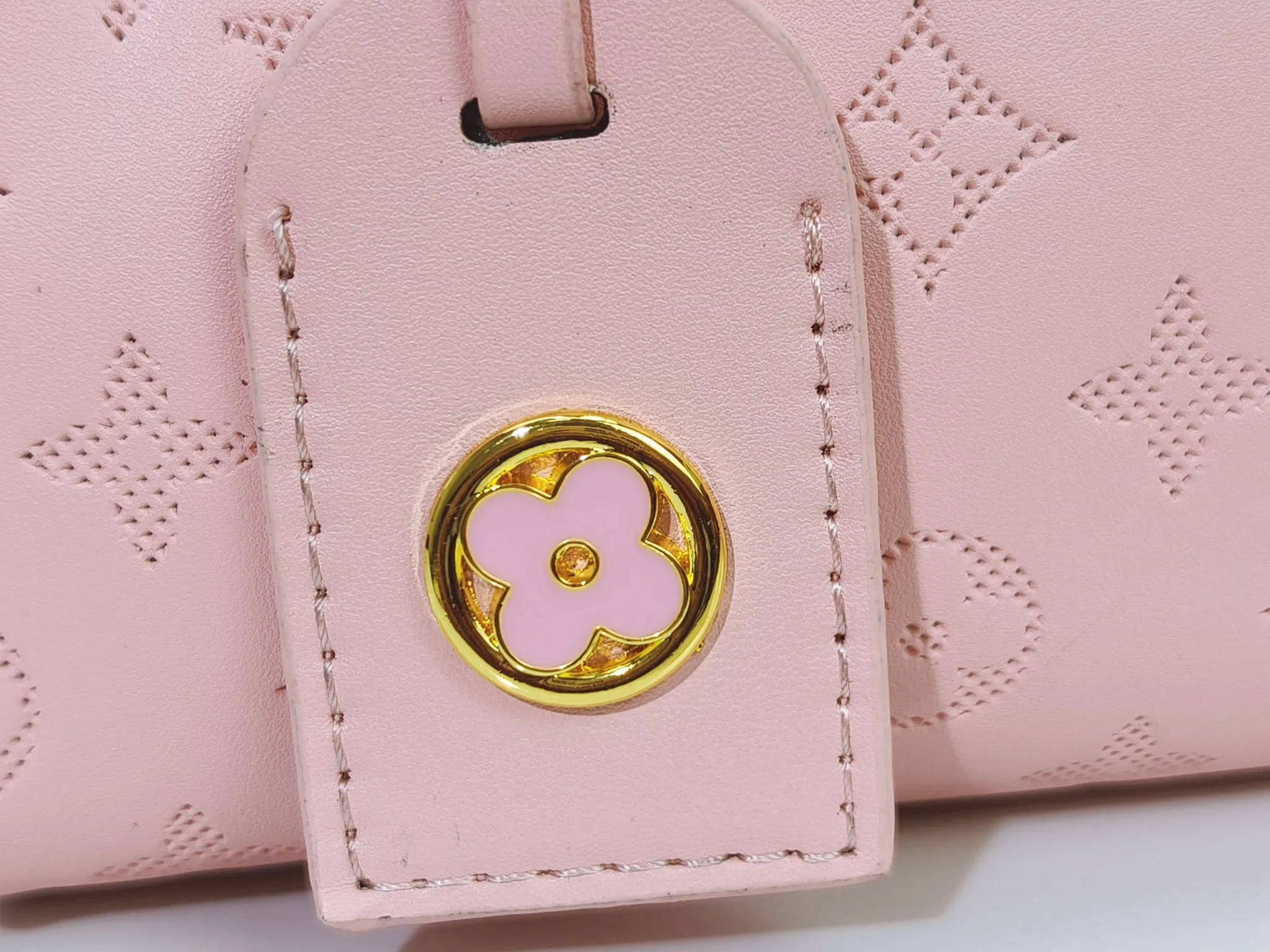 P240💰Upgraded from the original m12465m12775 m45659m45607 mm45595 m46531 m45495 This monogramink series onthego medium handbag has a matte texture of smooth cow leather, and the corner rivets pay tribute to the brand's classic hard box design. The neat interior has a large zipper pocket for storing banknotes and receipts. Dimensions: 25x19x11 cm (length x height x width)