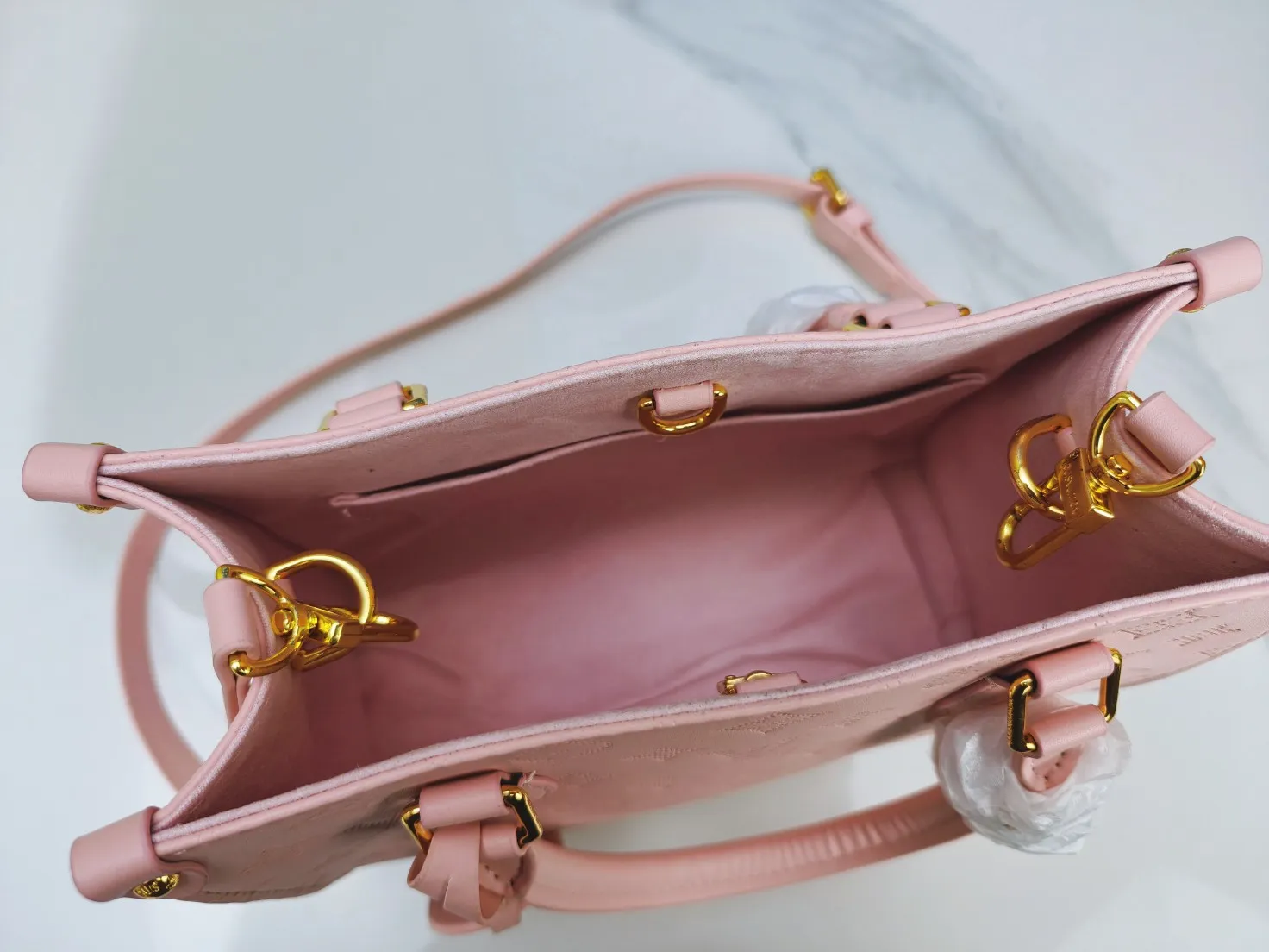P240💰Upgraded from the original m12465m12775 m45659m45607 mm45595 m46531 m45495 This monogramink series onthego medium handbag has a matte texture of smooth cow leather, and the corner rivets pay tribute to the brand's classic hard box design. The neat interior has a large zipper pocket for storing banknotes and receipts. Dimensions: 25x19x11 cm (length x height x width)