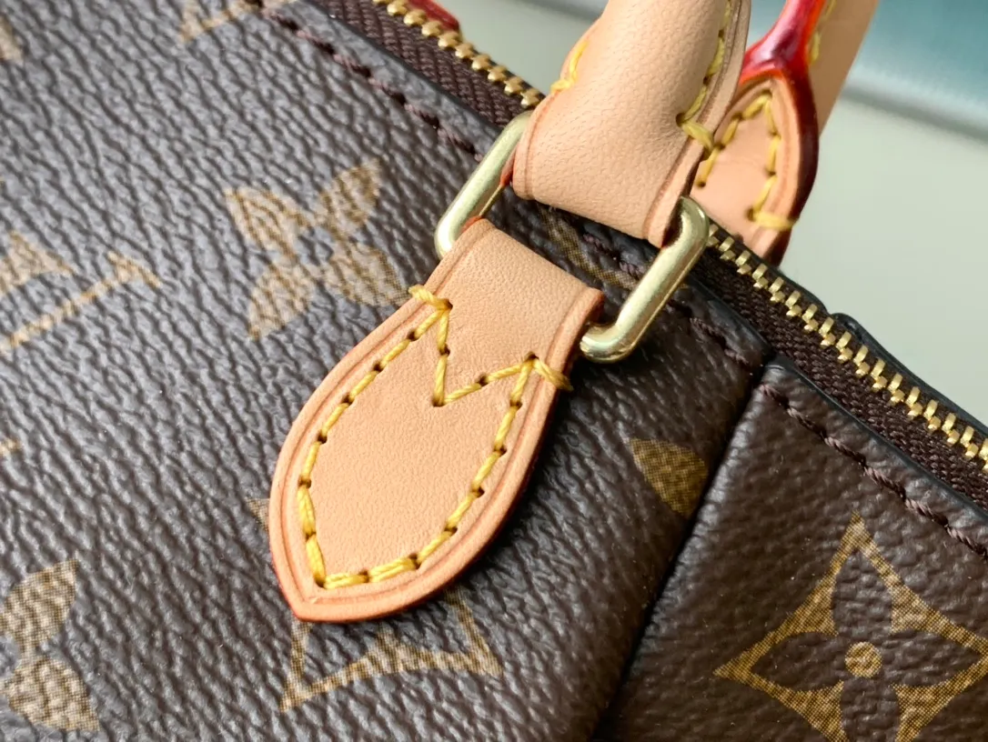 💰660 Top original model M61253 Nano TURENNE with shoulder strap. The multi-functional shoulder strap can be carried by hand, shoulder or cross-body, flexible and convenient. Upgraded pure copper electroplating 24.K hardware, imported tree paste discoloration yellow leather semi-handmade more exquisite, impeccable! Best quality on the market! Dimensions: 17x 6x 11cm