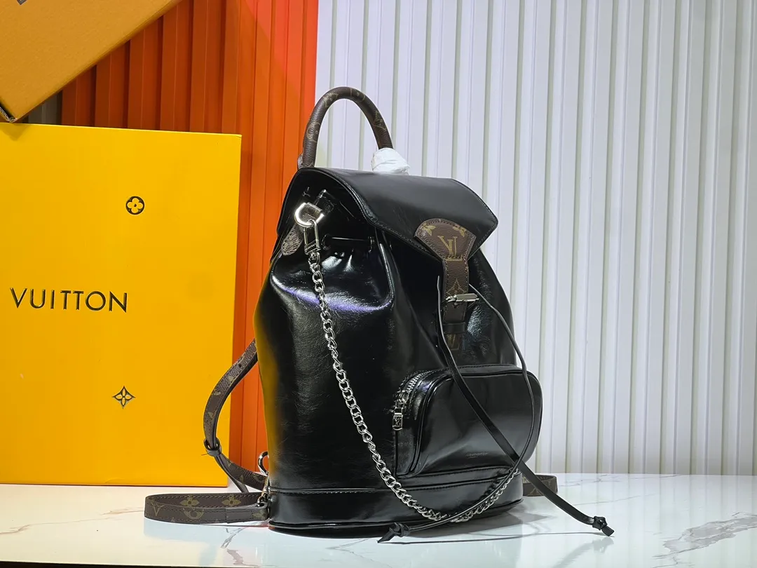 Batch 360💰M12587 M11119 M11118 This Montsouris small backpack is made of shiny sheep leather with Monogram details, which cleverly expresses the identity of the LV Vibe series. The Louis Vuitton archive buckle and leather drawstring enrich the functional design, and the chic metal hardware is the finishing touch. A zippered front pocket keeps small items safe and secure. Dimensions: 28.0 x 30.0 x 18.0 cm (length x height x width)