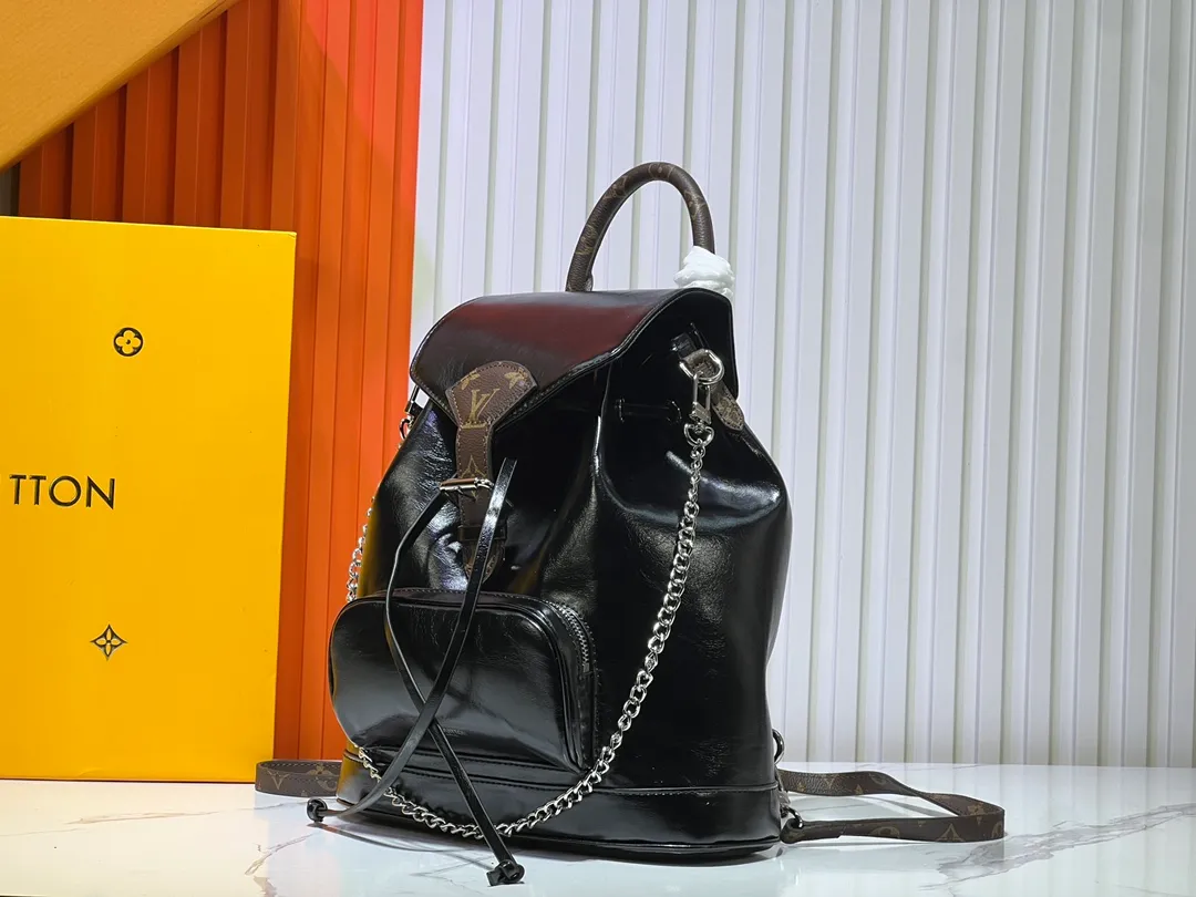 Batch 360💰M12587 M11119 M11118 This Montsouris small backpack is made of shiny sheep leather with Monogram details, which cleverly expresses the identity of the LV Vibe series. The Louis Vuitton archive buckle and leather drawstring enrich the functional design, and the chic metal hardware is the finishing touch. A zippered front pocket keeps small items safe and secure. Dimensions: 28.0 x 30.0 x 18.0 cm (length x height x width)