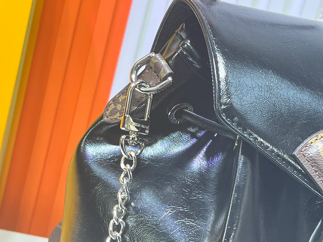Batch 360💰M12587 M11119 M11118 This Montsouris small backpack is made of shiny sheep leather with Monogram details, which cleverly expresses the identity of the LV Vibe series. The Louis Vuitton archive buckle and leather drawstring enrich the functional design, and the chic metal hardware is the finishing touch. A zippered front pocket keeps small items safe and secure. Dimensions: 28.0 x 30.0 x 18.0 cm (length x height x width)