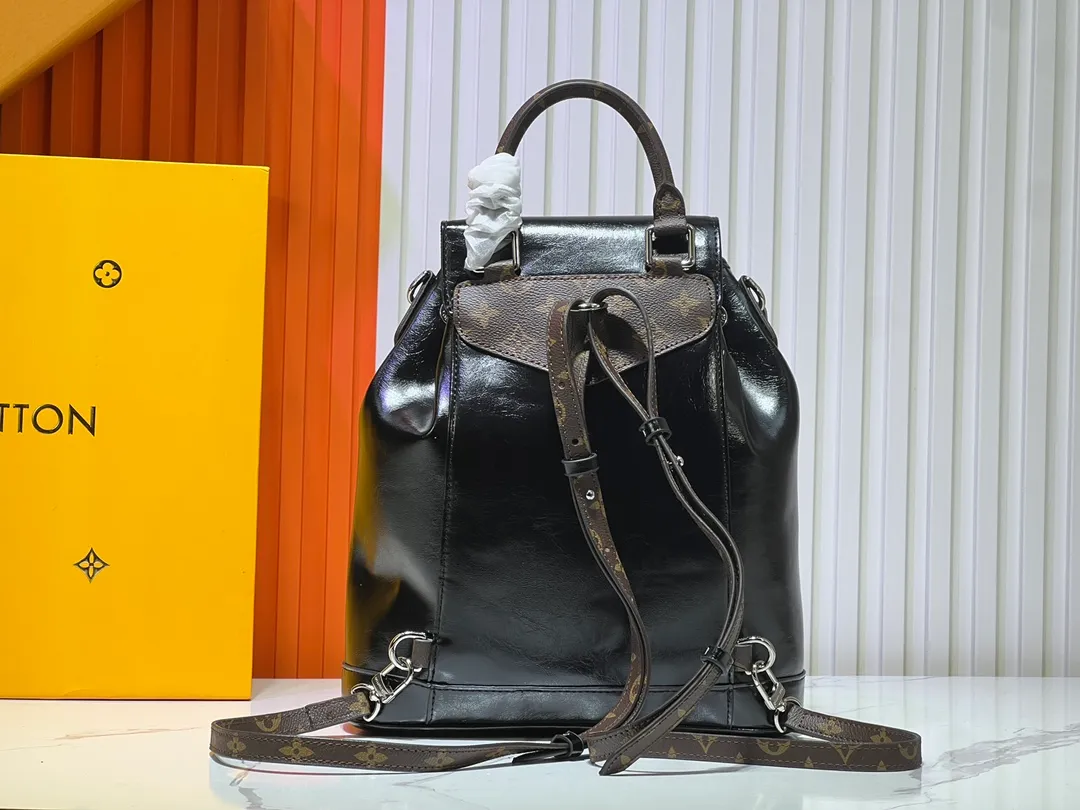 Batch 360💰M12587 M11119 M11118 This Montsouris small backpack is made of shiny sheep leather with Monogram details, which cleverly expresses the identity of the LV Vibe series. The Louis Vuitton archive buckle and leather drawstring enrich the functional design, and the chic metal hardware is the finishing touch. A zippered front pocket keeps small items safe and secure. Dimensions: 28.0 x 30.0 x 18.0 cm (length x height x width)