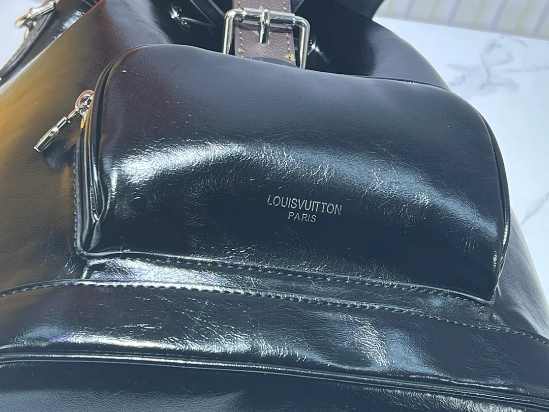 Batch 360💰M12587 M11119 M11118 This Montsouris small backpack is made of shiny sheep leather with Monogram details, which cleverly expresses the identity of the LV Vibe series. The Louis Vuitton archive buckle and leather drawstring enrich the functional design, and the chic metal hardware is the finishing touch. A zippered front pocket keeps small items safe and secure. Dimensions: 28.0 x 30.0 x 18.0 cm (length x height x width)