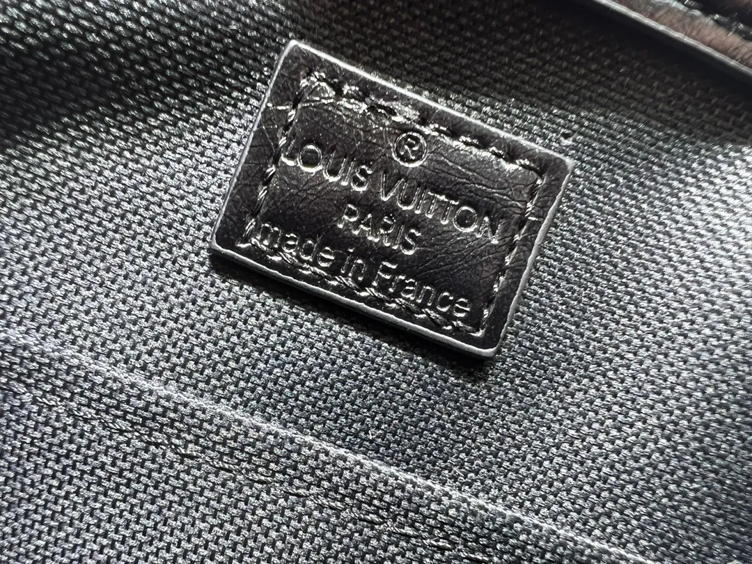 Batch 360💰M12587 M11119 M11118 This Montsouris small backpack is made of shiny sheep leather with Monogram details, which cleverly expresses the identity of the LV Vibe series. The Louis Vuitton archive buckle and leather drawstring enrich the functional design, and the chic metal hardware is the finishing touch. A zippered front pocket keeps small items safe and secure. Dimensions: 28.0 x 30.0 x 18.0 cm (length x height x width)