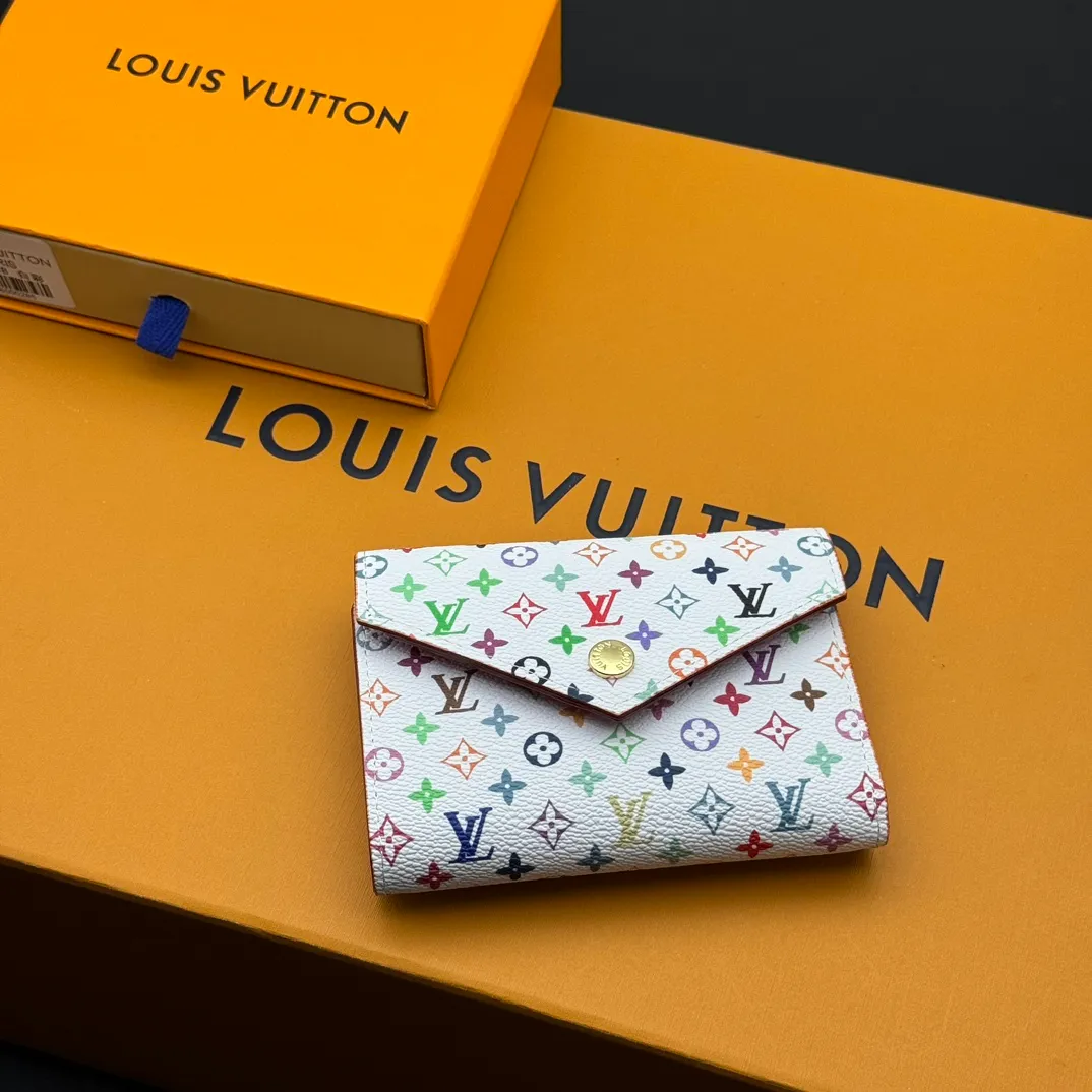 💰110 💎Top quality 🇫🇷This replica Victorine wallet from the Louis Vuitton x Murakami series is small and exquisite. The colorful Monogram pattern reinterprets Louis Vuitton's classic logo with the famous rainbow tones of Japanese artist Takashi Murakami. The wallet is made of coated canvas with fine cowhide lining and silver-tone hardware. It has a zippered coin compartment and multiple interior compartments for banknotes and business cards. Model: M14163 Dimensions: 12 x 9.5 x 2.5 cm (length x height x width)