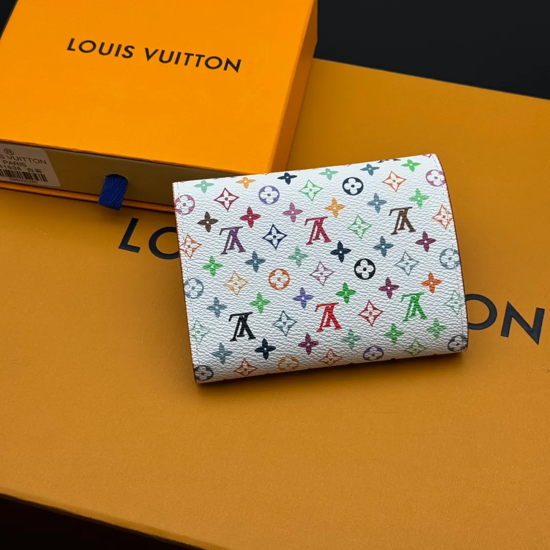 💰110 💎Top quality 🇫🇷This replica Victorine wallet from the Louis Vuitton x Murakami series is small and exquisite. The colorful Monogram pattern reinterprets Louis Vuitton's classic logo with the famous rainbow tones of Japanese artist Takashi Murakami. The wallet is made of coated canvas with fine cowhide lining and silver-tone hardware. It has a zippered coin compartment and multiple interior compartments for banknotes and business cards. Model: M14163 Dimensions: 12 x 9.5 x 2.5 cm (length x height x width)