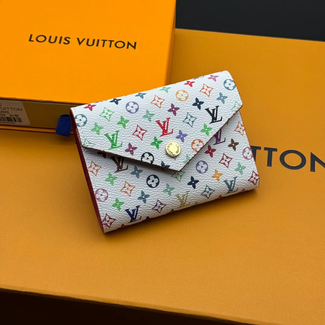 💰110 💎Top quality 🇫🇷This replica Victorine wallet from the Louis Vuitton x Murakami series is small and exquisite. The colorful Monogram pattern reinterprets Louis Vuitton's classic logo with the famous rainbow tones of Japanese artist Takashi Murakami. The wallet is made of coated canvas with fine cowhide lining and silver-tone hardware. It has a zippered coin compartment and multiple interior compartments for banknotes and business cards. Model: M14163 Dimensions: 12 x 9.5 x 2.5 cm (length x height x width)