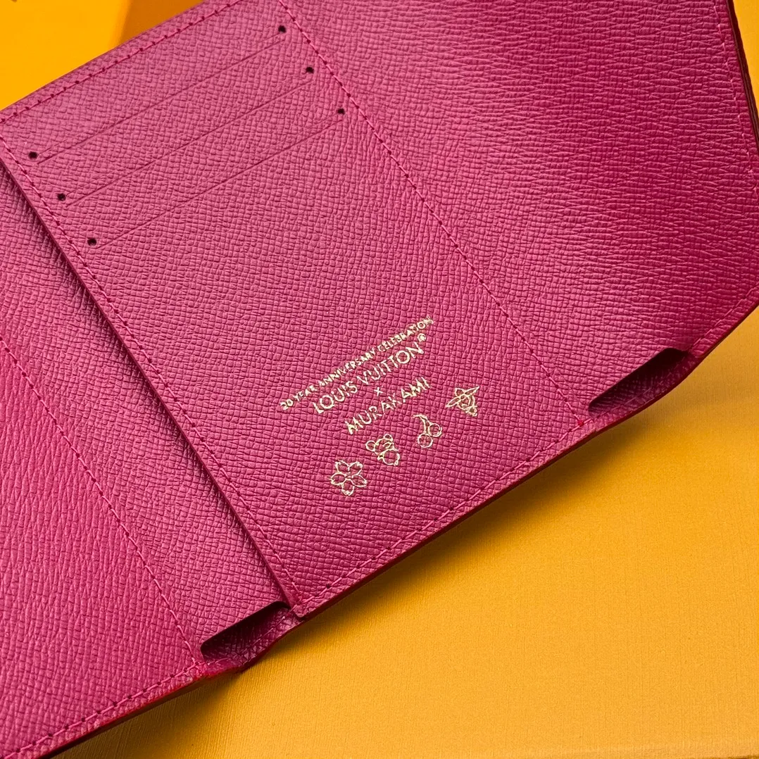 💰110 💎Top quality 🇫🇷This replica Victorine wallet from the Louis Vuitton x Murakami series is small and exquisite. The colorful Monogram pattern reinterprets Louis Vuitton's classic logo with the famous rainbow tones of Japanese artist Takashi Murakami. The wallet is made of coated canvas with fine cowhide lining and silver-tone hardware. It has a zippered coin compartment and multiple interior compartments for banknotes and business cards. Model: M14163 Dimensions: 12 x 9.5 x 2.5 cm (length x height x width)