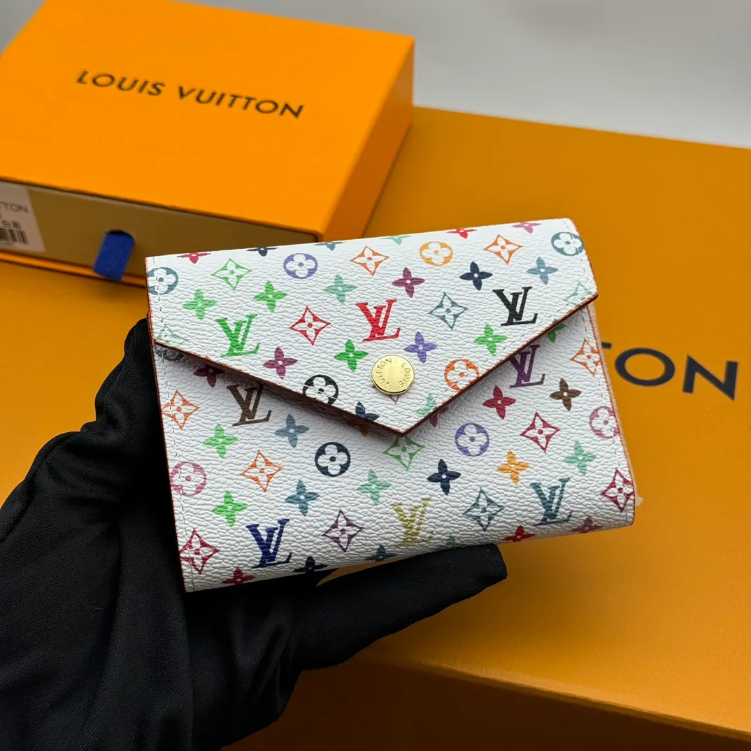 💰110 💎Top quality 🇫🇷This replica Victorine wallet from the Louis Vuitton x Murakami series is small and exquisite. The colorful Monogram pattern reinterprets Louis Vuitton's classic logo with the famous rainbow tones of Japanese artist Takashi Murakami. The wallet is made of coated canvas with fine cowhide lining and silver-tone hardware. It has a zippered coin compartment and multiple interior compartments for banknotes and business cards. Model: M14163 Dimensions: 12 x 9.5 x 2.5 cm (length x height x width)