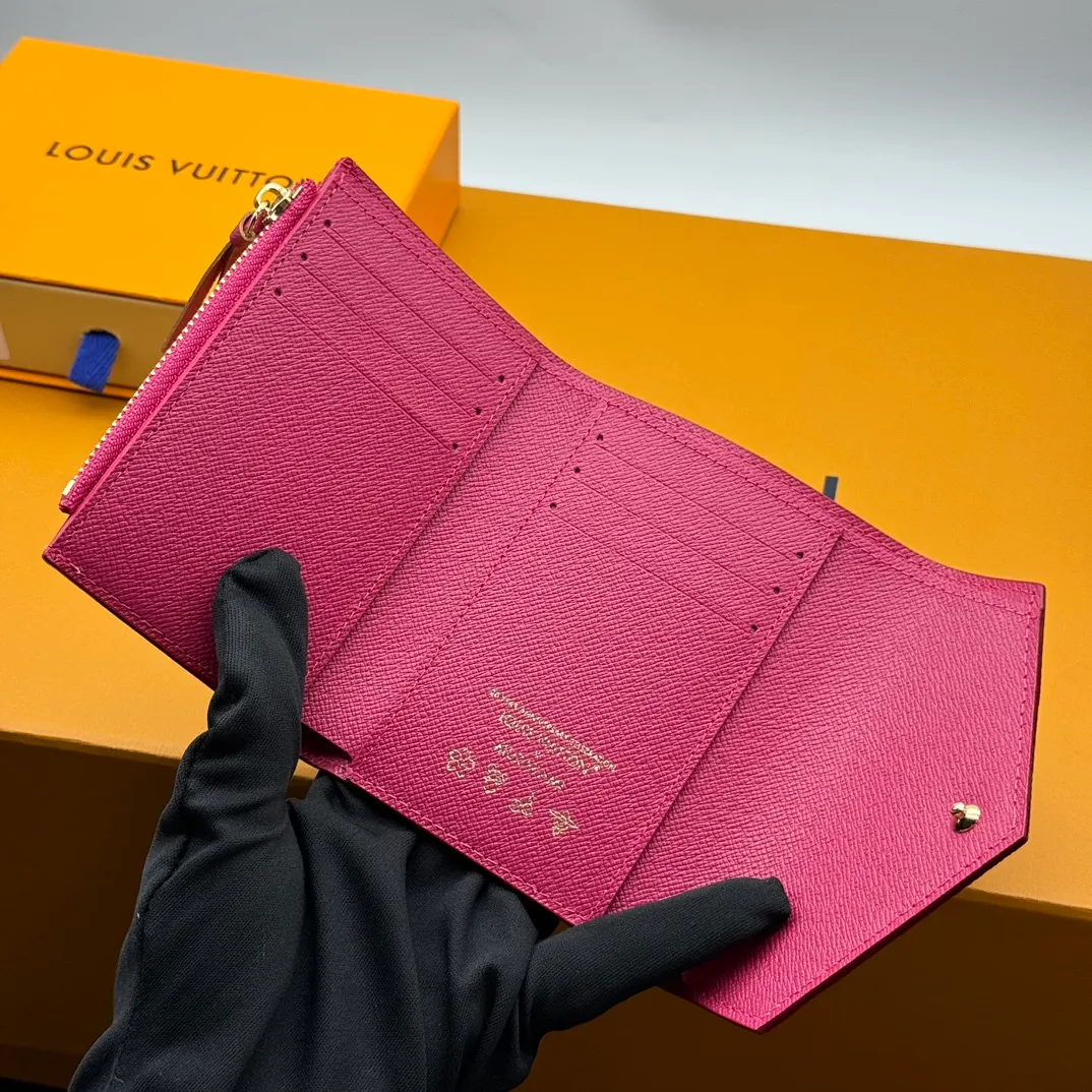 💰110 💎Top quality 🇫🇷This replica Victorine wallet from the Louis Vuitton x Murakami series is small and exquisite. The colorful Monogram pattern reinterprets Louis Vuitton's classic logo with the famous rainbow tones of Japanese artist Takashi Murakami. The wallet is made of coated canvas with fine cowhide lining and silver-tone hardware. It has a zippered coin compartment and multiple interior compartments for banknotes and business cards. Model: M14163 Dimensions: 12 x 9.5 x 2.5 cm (length x height x width)