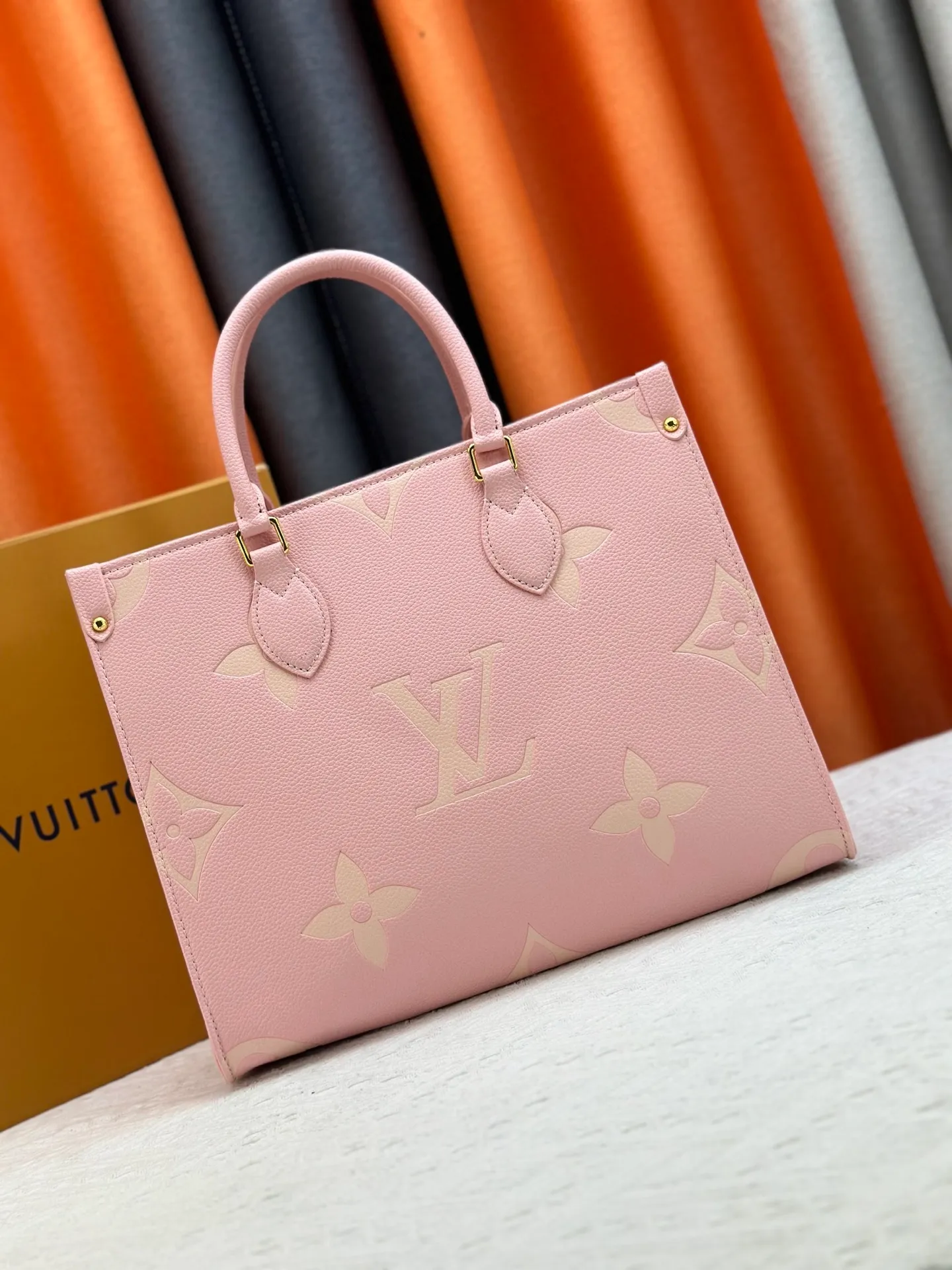 P240 Upgraded original version M45321 pink silk screen ONTHEGO medium handbag M45494 apricot print 45495 black print 45496 white print 45982 brown print M44571 Monogram pattern is printed and dyed first and then embossed, which is softer than grained cowhide. Its ample interior can accommodate laptops and other office supplies. The long and short handles are convenient for carrying in the hand or on the shoulder. Size: 34x26x13cm