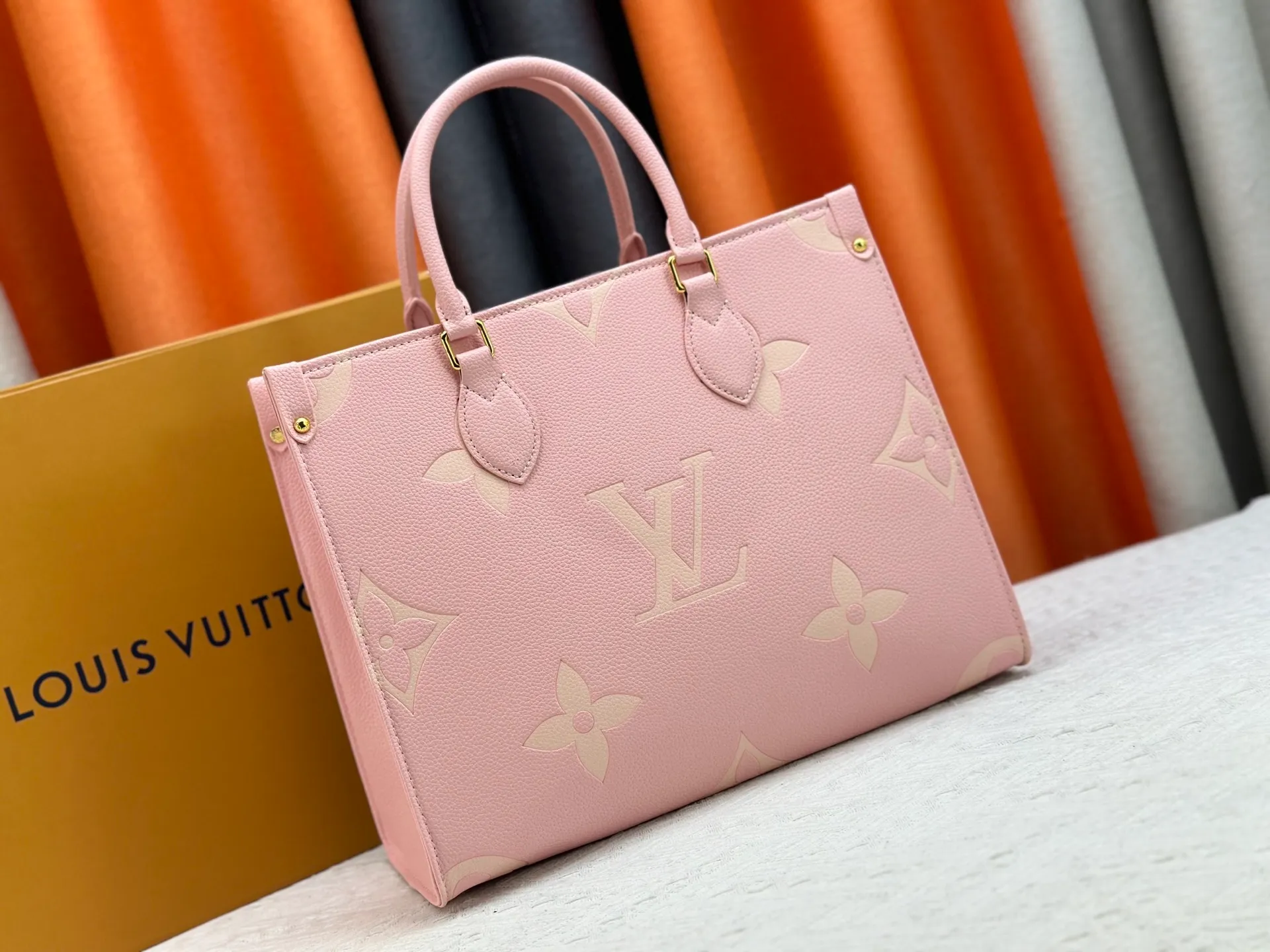 P240 Upgraded original version M45321 pink silk screen ONTHEGO medium handbag M45494 apricot print 45495 black print 45496 white print 45982 brown print M44571 Monogram pattern is printed and dyed first and then embossed, which is softer than grained cowhide. Its ample interior can accommodate laptops and other office supplies. The long and short handles are convenient for carrying in the hand or on the shoulder. Size: 34x26x13cm