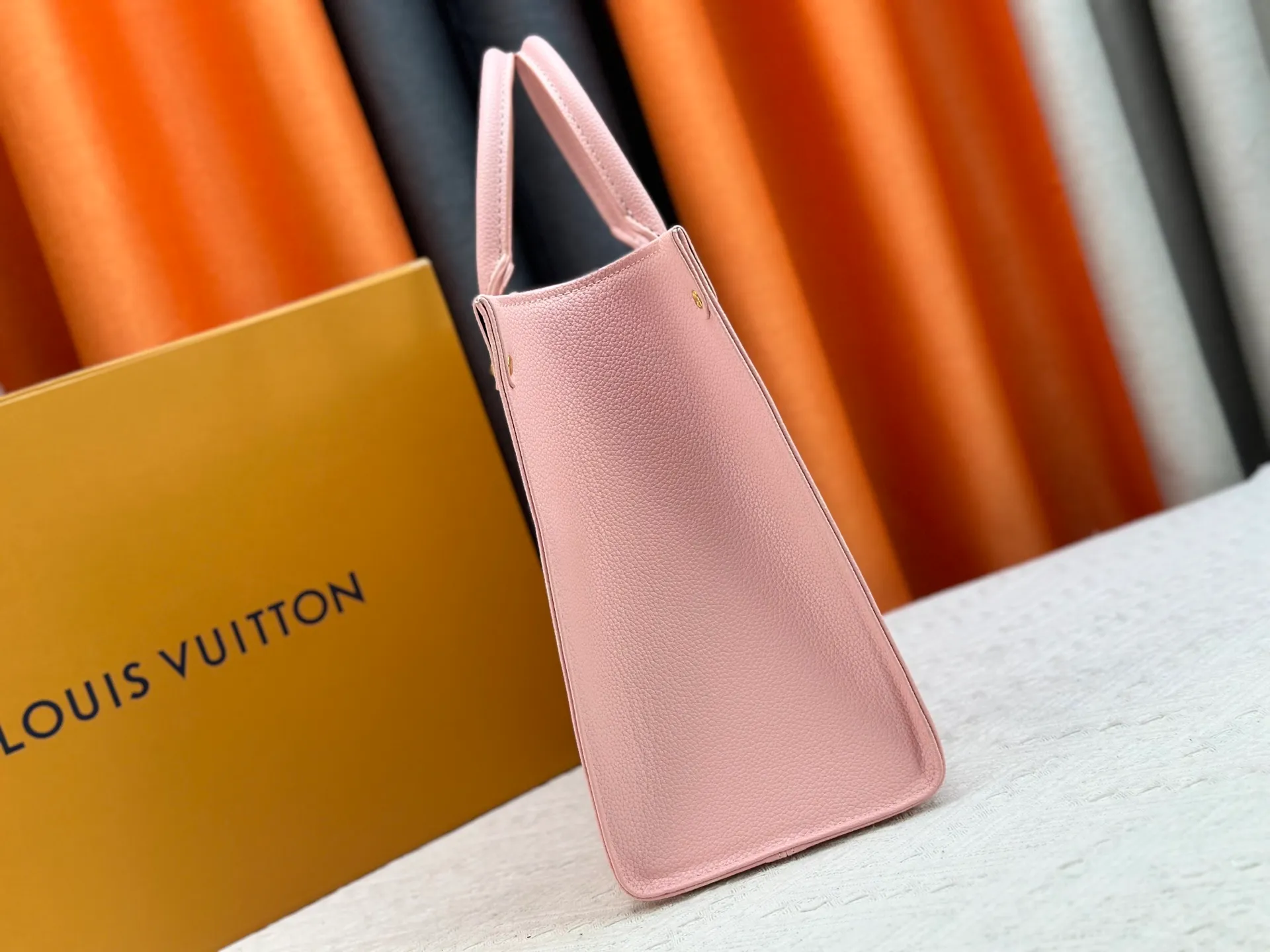 P240 Upgraded original version M45321 pink silk screen ONTHEGO medium handbag M45494 apricot print 45495 black print 45496 white print 45982 brown print M44571 Monogram pattern is printed and dyed first and then embossed, which is softer than grained cowhide. Its ample interior can accommodate laptops and other office supplies. The long and short handles are convenient for carrying in the hand or on the shoulder. Size: 34x26x13cm