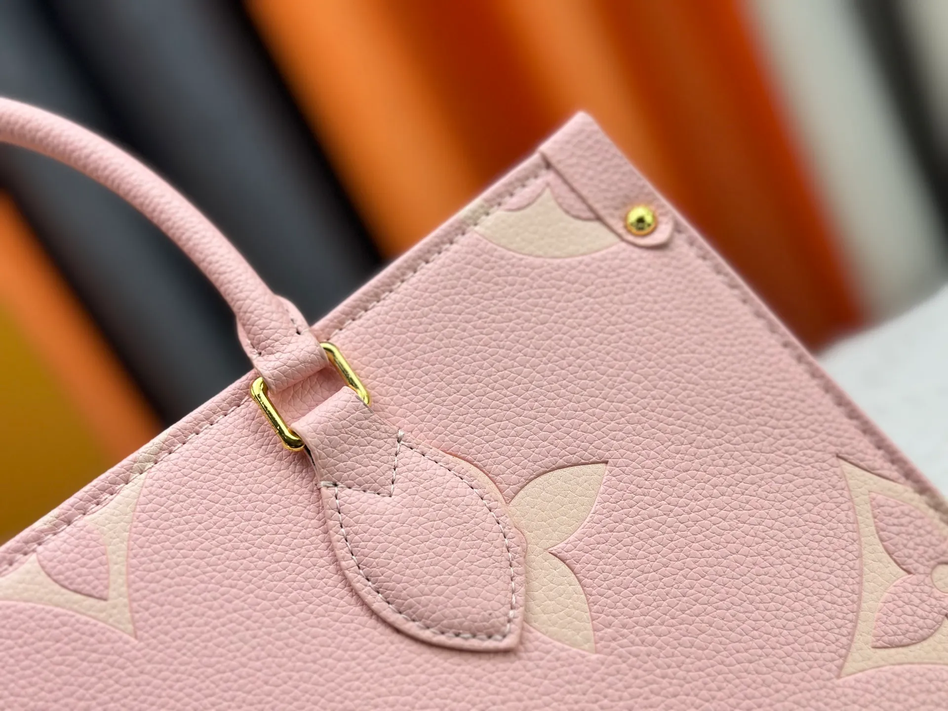 P240 Upgraded original version M45321 pink silk screen ONTHEGO medium handbag M45494 apricot print 45495 black print 45496 white print 45982 brown print M44571 Monogram pattern is printed and dyed first and then embossed, which is softer than grained cowhide. Its ample interior can accommodate laptops and other office supplies. The long and short handles are convenient for carrying in the hand or on the shoulder. Size: 34x26x13cm