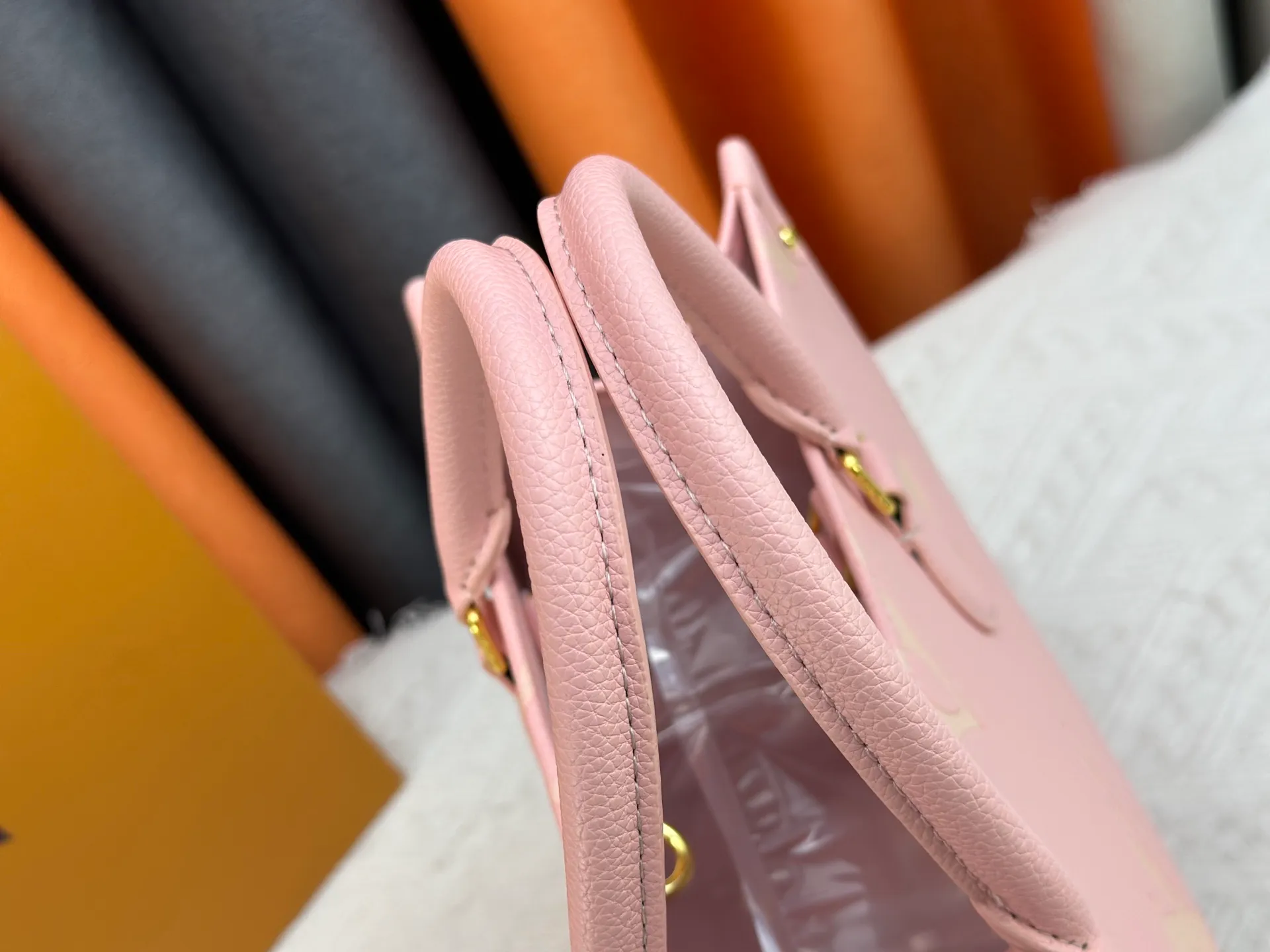 P240 Upgraded original version M45321 pink silk screen ONTHEGO medium handbag M45494 apricot print 45495 black print 45496 white print 45982 brown print M44571 Monogram pattern is printed and dyed first and then embossed, which is softer than grained cowhide. Its ample interior can accommodate laptops and other office supplies. The long and short handles are convenient for carrying in the hand or on the shoulder. Size: 34x26x13cm