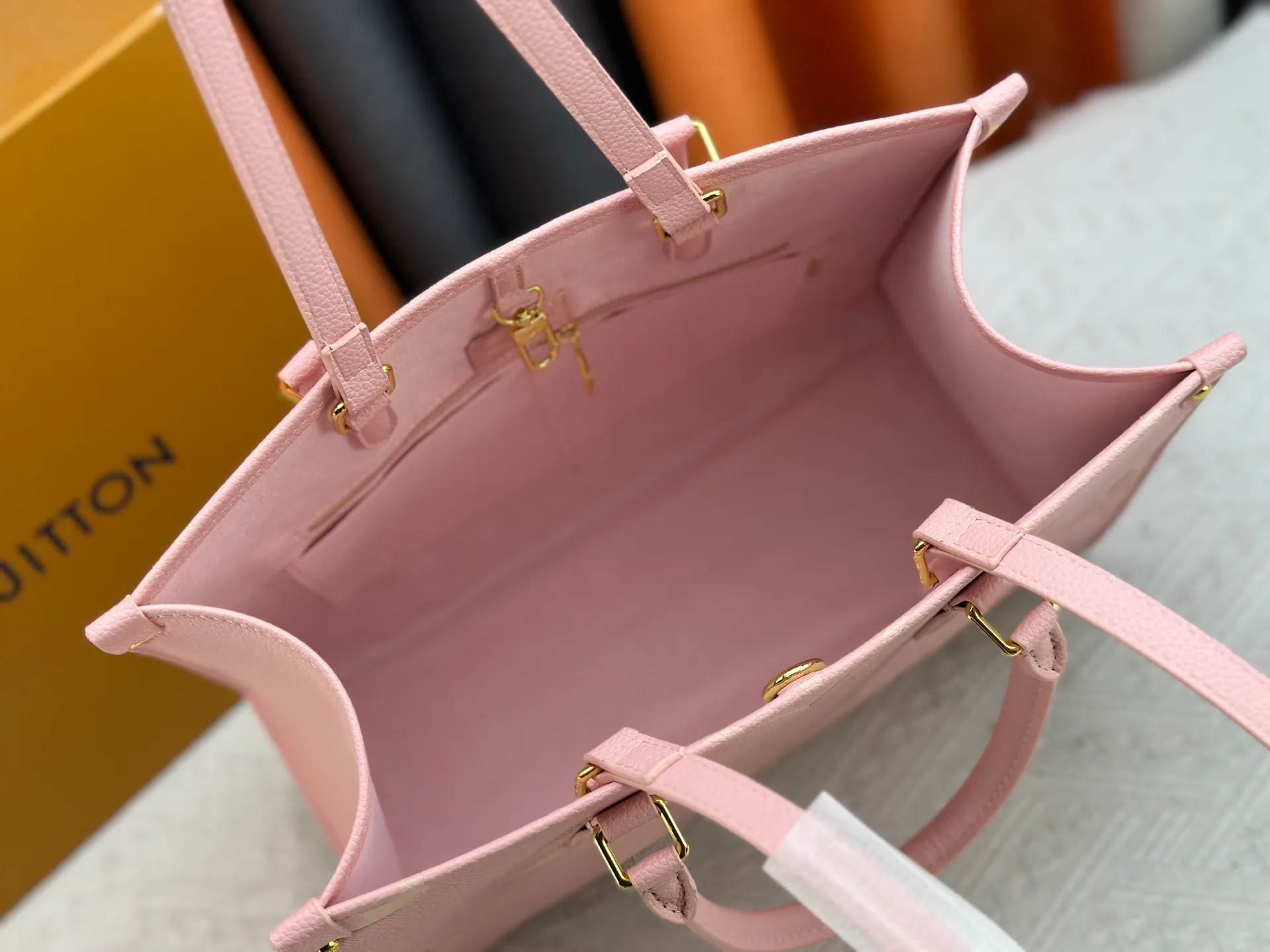 P240 Upgraded original version M45321 pink silk screen ONTHEGO medium handbag M45494 apricot print 45495 black print 45496 white print 45982 brown print M44571 Monogram pattern is printed and dyed first and then embossed, which is softer than grained cowhide. Its ample interior can accommodate laptops and other office supplies. The long and short handles are convenient for carrying in the hand or on the shoulder. Size: 34x26x13cm