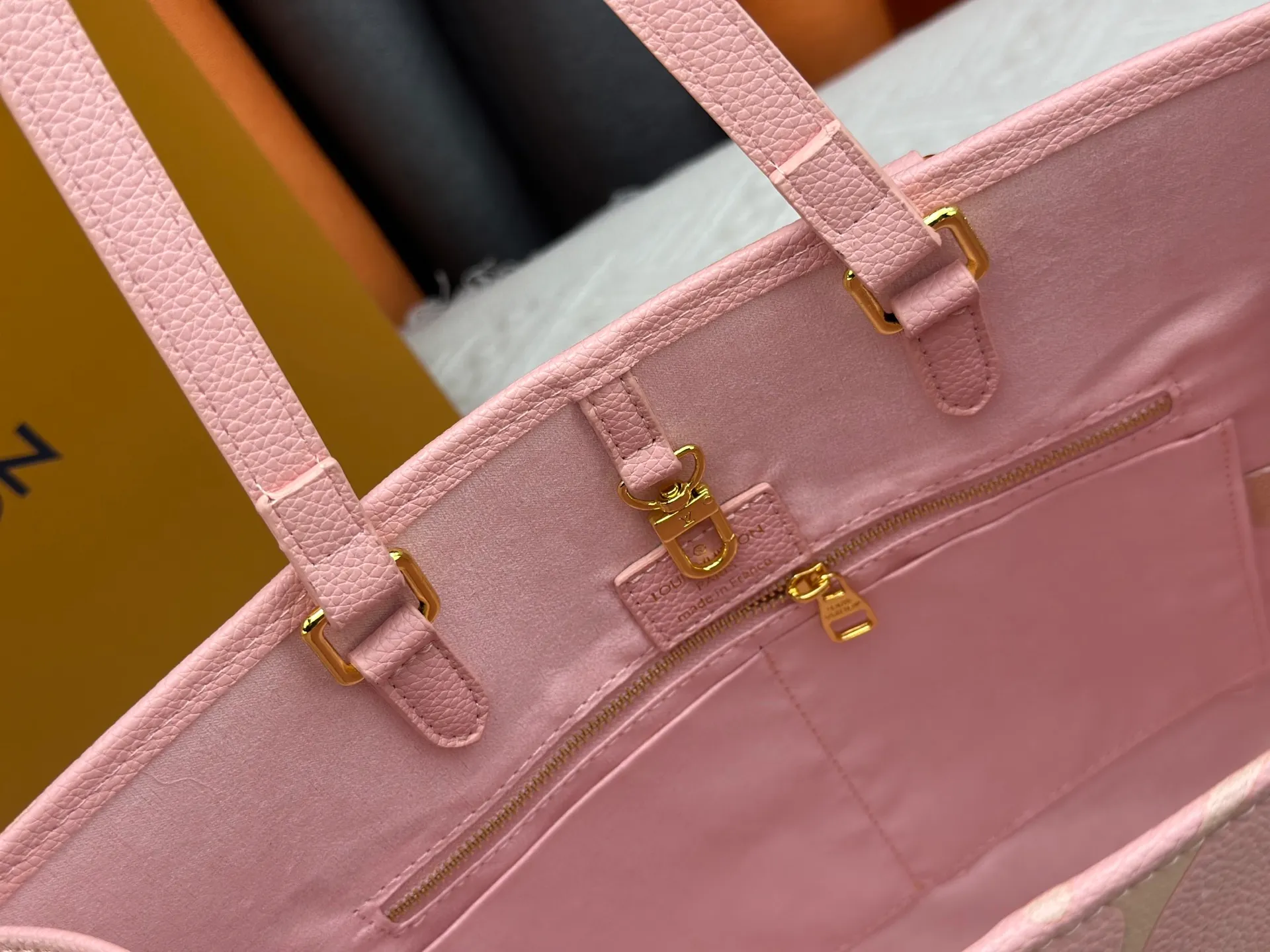 P240 Upgraded original version M45321 pink silk screen ONTHEGO medium handbag M45494 apricot print 45495 black print 45496 white print 45982 brown print M44571 Monogram pattern is printed and dyed first and then embossed, which is softer than grained cowhide. Its ample interior can accommodate laptops and other office supplies. The long and short handles are convenient for carrying in the hand or on the shoulder. Size: 34x26x13cm