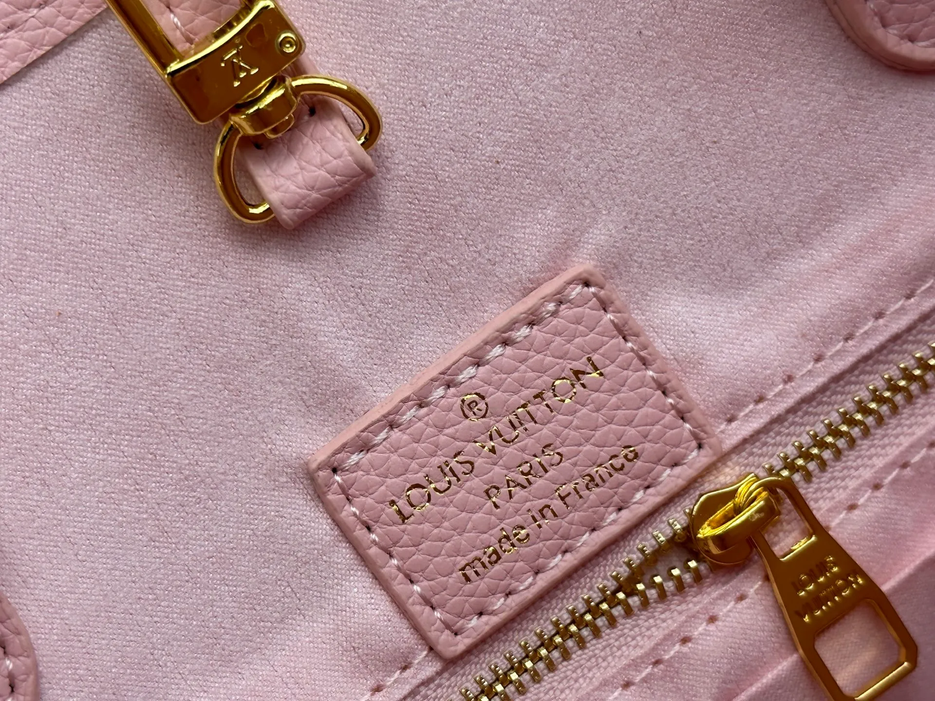 P240 Upgraded original version M45321 pink silk screen ONTHEGO medium handbag M45494 apricot print 45495 black print 45496 white print 45982 brown print M44571 Monogram pattern is printed and dyed first and then embossed, which is softer than grained cowhide. Its ample interior can accommodate laptops and other office supplies. The long and short handles are convenient for carrying in the hand or on the shoulder. Size: 34x26x13cm