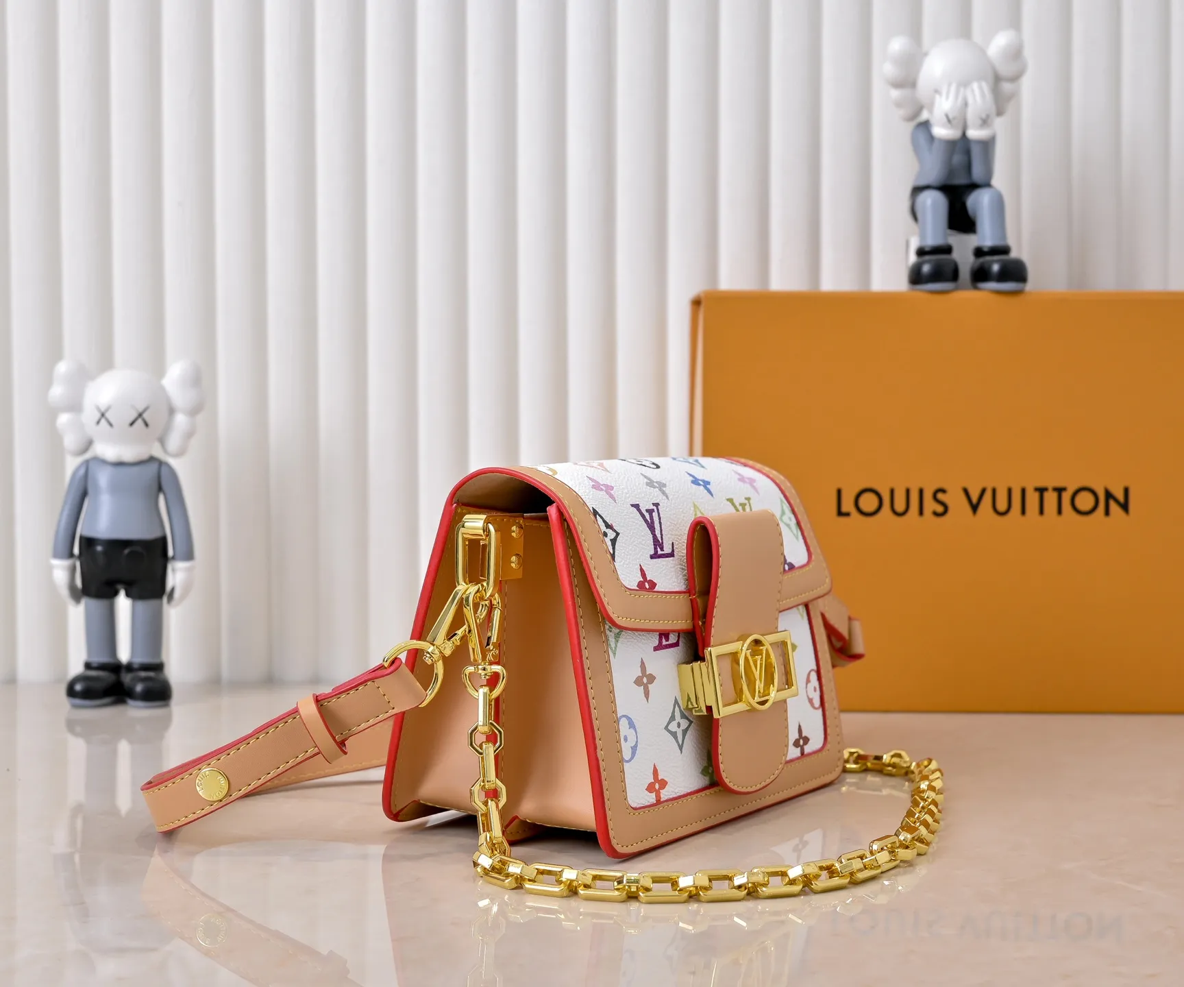 Batch 380💰Murakami Takashi White Tricolor Daphne Upgraded Version💥Louis Vuitton 22025 Early Spring Messenger Bag M43599/44391/44580 color matching latest version shipped Métis The compact shape of the handbag exudes an elegant atmosphere. Presbyopia and cowhide, made of soft Monogram canvas, compact in size and equipped with multiple practical pockets and compartments. Large size:20x14x10cm