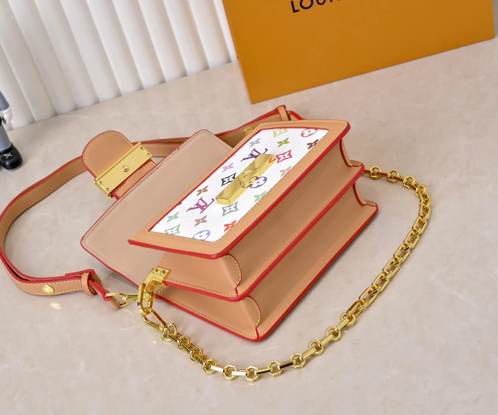 Batch 380💰Murakami Takashi White Tricolor Daphne Upgraded Version💥Louis Vuitton 22025 Early Spring Messenger Bag M43599/44391/44580 color matching latest version shipped Métis The compact shape of the handbag exudes an elegant atmosphere. Presbyopia and cowhide, made of soft Monogram canvas, compact in size and equipped with multiple practical pockets and compartments. Large size:20x14x10cm