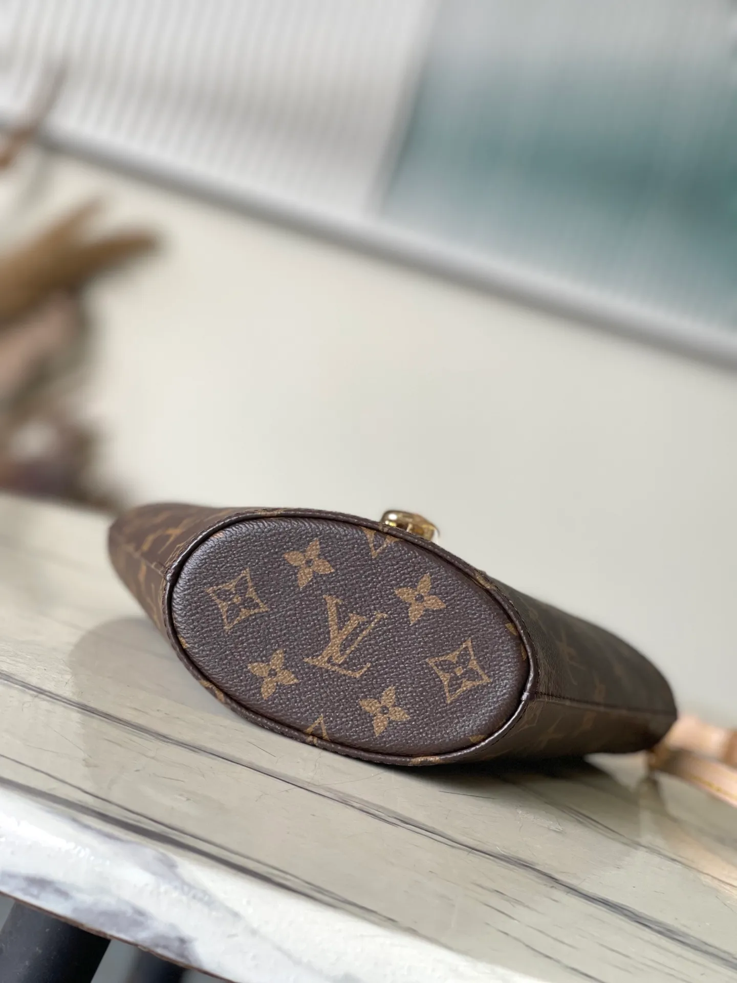 💰1020 Top Original Order M14680 Nicolas Ghesquiere presents the Rivage BB handbag at the 2025 spring and summer show. It is cut into a bucket shape from Monogram canvas and reinterprets the Noctambule handbag launched by Louis Vuitton in 1999. The hard suitcase-style handle, LV-engraved padlock and leather luggage tag highlight classic elements, and the shoulder strap allows for convenient cross-body wear. Dimensions: 12 × 18 × 7 cm