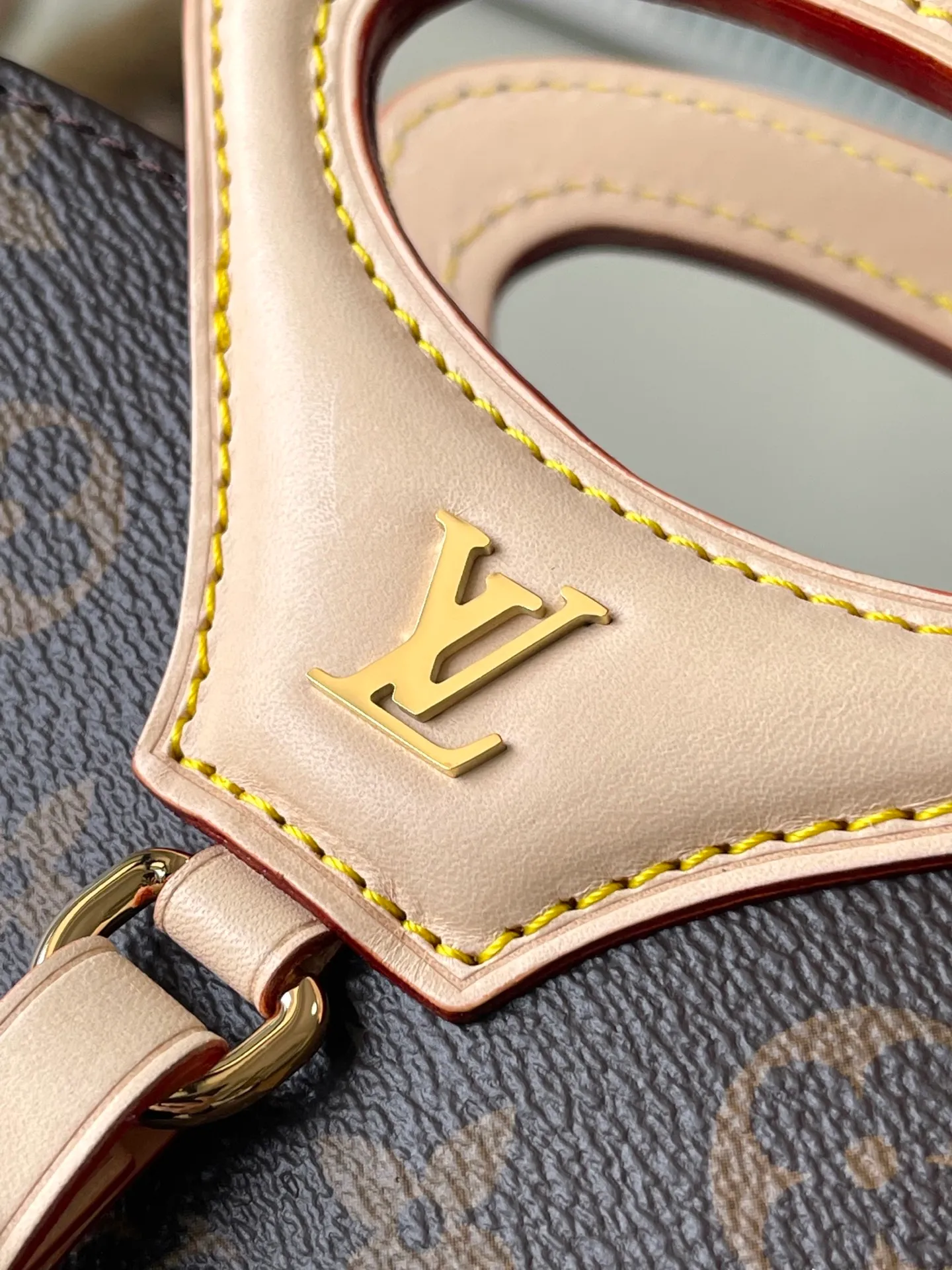💰1020 Top Original Order M14680 Nicolas Ghesquiere presents the Rivage BB handbag at the 2025 spring and summer show. It is cut into a bucket shape from Monogram canvas and reinterprets the Noctambule handbag launched by Louis Vuitton in 1999. The hard suitcase-style handle, LV-engraved padlock and leather luggage tag highlight classic elements, and the shoulder strap allows for convenient cross-body wear. Dimensions: 12 × 18 × 7 cm
