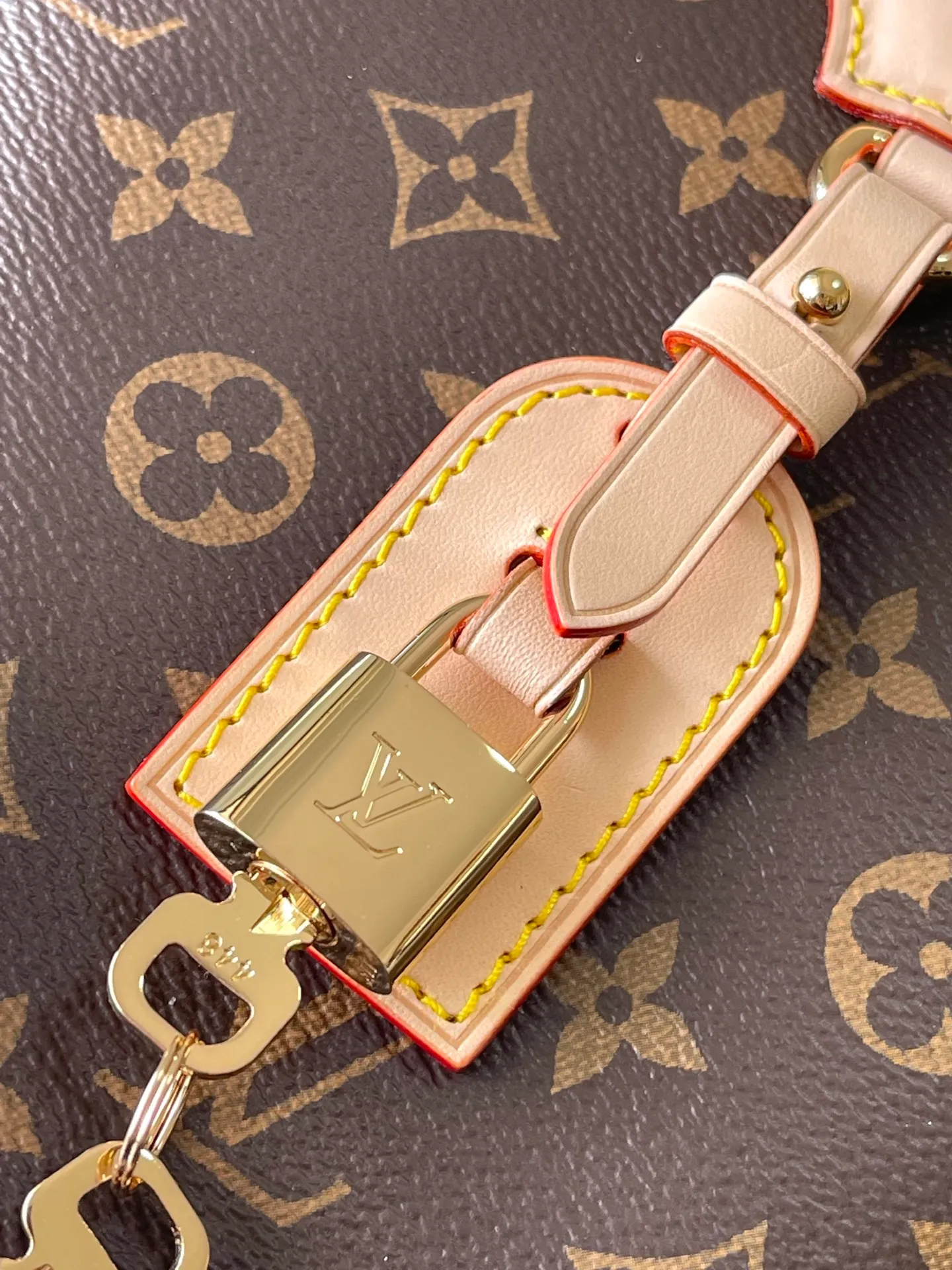 💰1020 Top Original Order M14680 Nicolas Ghesquiere presents the Rivage BB handbag at the 2025 spring and summer show. It is cut into a bucket shape from Monogram canvas and reinterprets the Noctambule handbag launched by Louis Vuitton in 1999. The hard suitcase-style handle, LV-engraved padlock and leather luggage tag highlight classic elements, and the shoulder strap allows for convenient cross-body wear. Dimensions: 12 × 18 × 7 cm