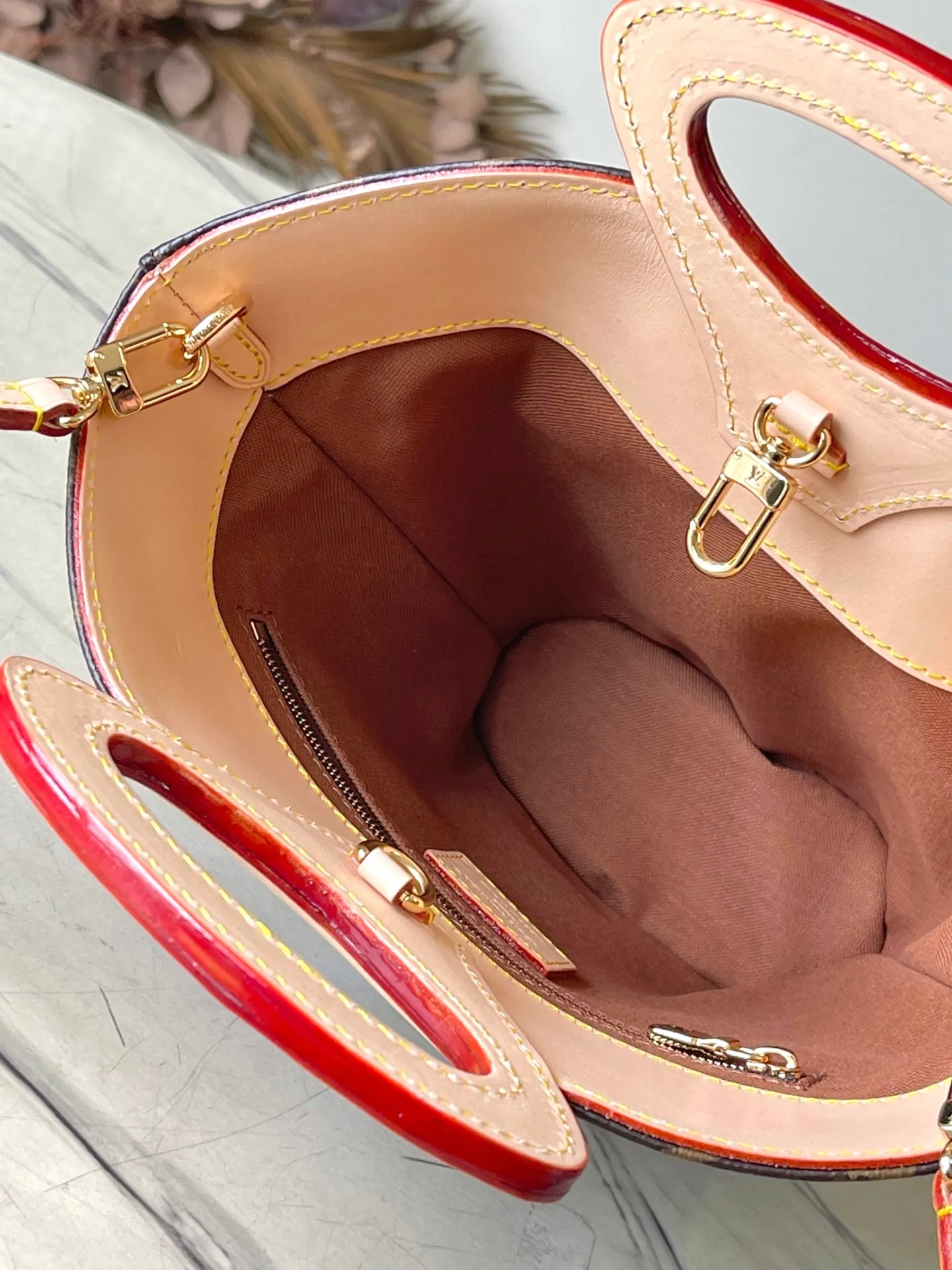 💰1020 Top Original Order M14680 Nicolas Ghesquiere presents the Rivage BB handbag at the 2025 spring and summer show. It is cut into a bucket shape from Monogram canvas and reinterprets the Noctambule handbag launched by Louis Vuitton in 1999. The hard suitcase-style handle, LV-engraved padlock and leather luggage tag highlight classic elements, and the shoulder strap allows for convenient cross-body wear. Dimensions: 12 × 18 × 7 cm