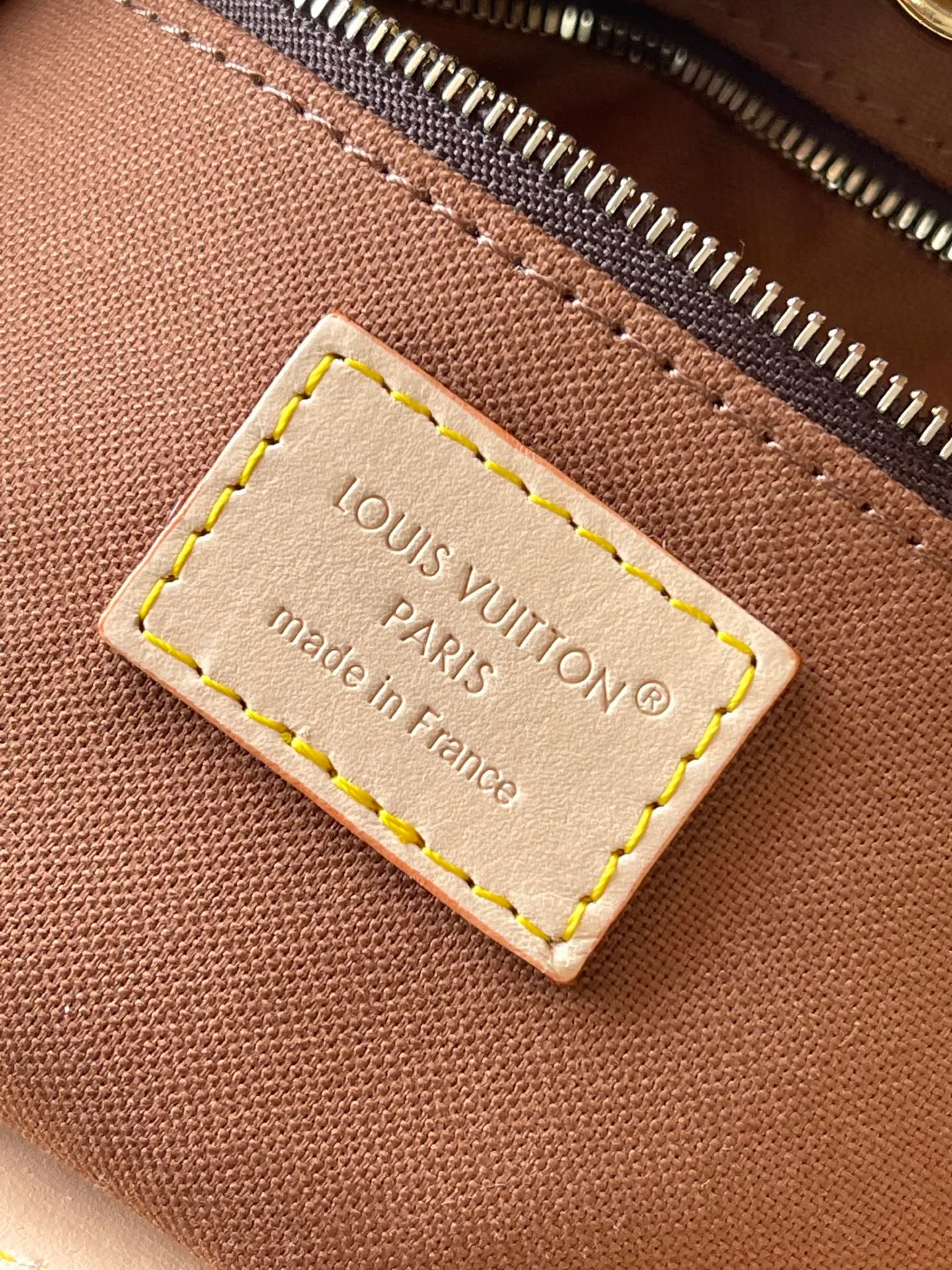 💰1020 Top Original Order M14680 Nicolas Ghesquiere presents the Rivage BB handbag at the 2025 spring and summer show. It is cut into a bucket shape from Monogram canvas and reinterprets the Noctambule handbag launched by Louis Vuitton in 1999. The hard suitcase-style handle, LV-engraved padlock and leather luggage tag highlight classic elements, and the shoulder strap allows for convenient cross-body wear. Dimensions: 12 × 18 × 7 cm