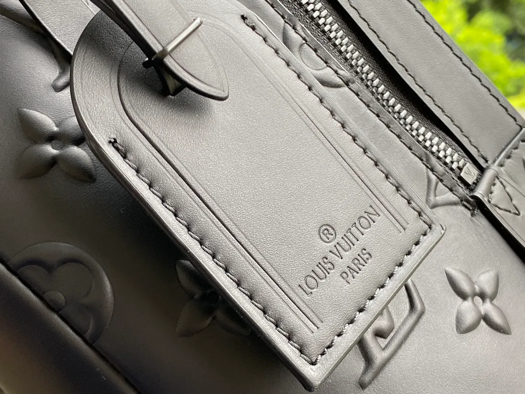 💰1240 (first-grain leather) top-quality original M57959 Armand backpack is made of Monogram Seal cowhide, with a delicate texture that highlights the iconic embossing, recreating the unique charm of old letter sealing wax. The ample space includes compartments and tablet pockets to store various items in an orderly manner. Dimensions: 31 x 42 x 15 cm