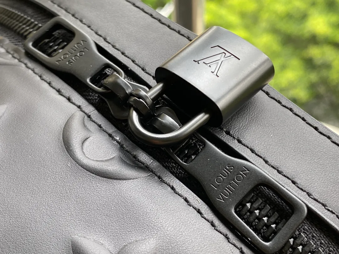 💰1240 (first-grain leather) top-quality original M57959 Armand backpack is made of Monogram Seal cowhide, with a delicate texture that highlights the iconic embossing, recreating the unique charm of old letter sealing wax. The ample space includes compartments and tablet pockets to store various items in an orderly manner. Dimensions: 31 x 42 x 15 cm