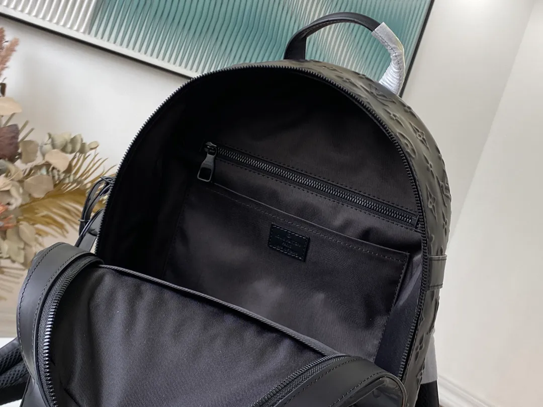 💰1240 (first-grain leather) top-quality original M57959 Armand backpack is made of Monogram Seal cowhide, with a delicate texture that highlights the iconic embossing, recreating the unique charm of old letter sealing wax. The ample space includes compartments and tablet pockets to store various items in an orderly manner. Dimensions: 31 x 42 x 15 cm