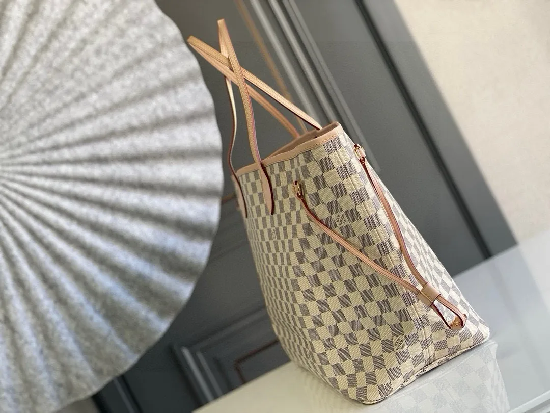 💰800 (large steel nails) top original order N41360NEVERFULL large handbag The legendary Neverfull handbag: always able to meet your various needs for handbags. It has a large capacity but is not bulky. It is stiff and soft to the touch, making it suitable for home and travel. Tighten the side ties and it instantly transforms into a stylish urban handbag. Loosen the straps and it transforms into a chic and practical handbag. The slender leather handle can be carried over the shoulder or between the arms. The model shown here is made of Damier Azur canvas.  39 cm
