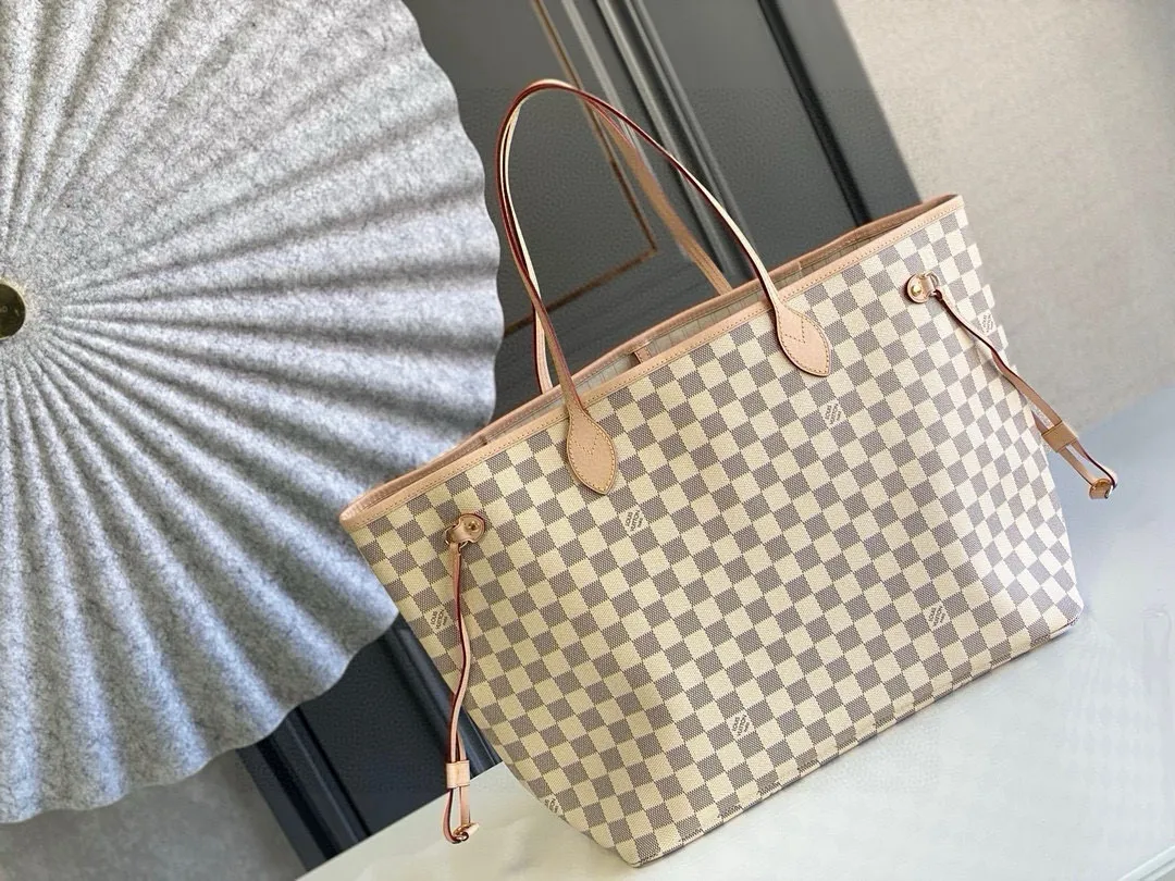 💰800 (large steel nails) top original order N41360NEVERFULL large handbag The legendary Neverfull handbag: always able to meet your various needs for handbags. It has a large capacity but is not bulky. It is stiff and soft to the touch, making it suitable for home and travel. Tighten the side ties and it instantly transforms into a stylish urban handbag. Loosen the straps and it transforms into a chic and practical handbag. The slender leather handle can be carried over the shoulder or between the arms. The model shown here is made of Damier Azur canvas.  39 cm