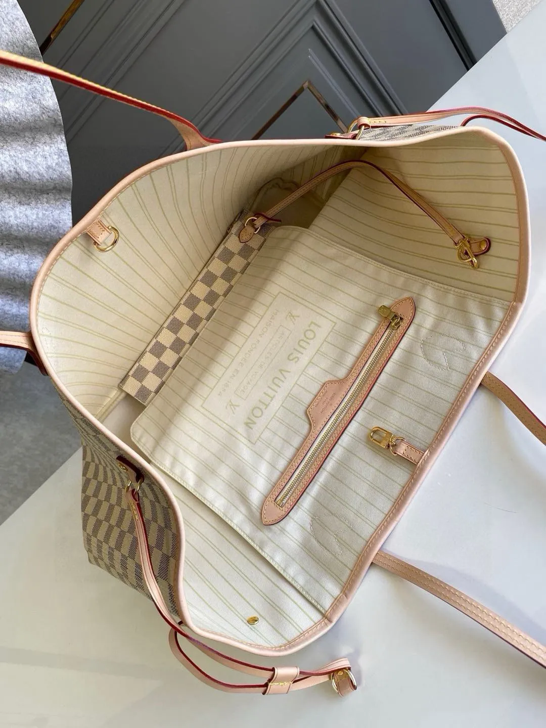💰800 (large steel nails) top original order N41360NEVERFULL large handbag The legendary Neverfull handbag: always able to meet your various needs for handbags. It has a large capacity but is not bulky. It is stiff and soft to the touch, making it suitable for home and travel. Tighten the side ties and it instantly transforms into a stylish urban handbag. Loosen the straps and it transforms into a chic and practical handbag. The slender leather handle can be carried over the shoulder or between the arms. The model shown here is made of Damier Azur canvas.  39 cm