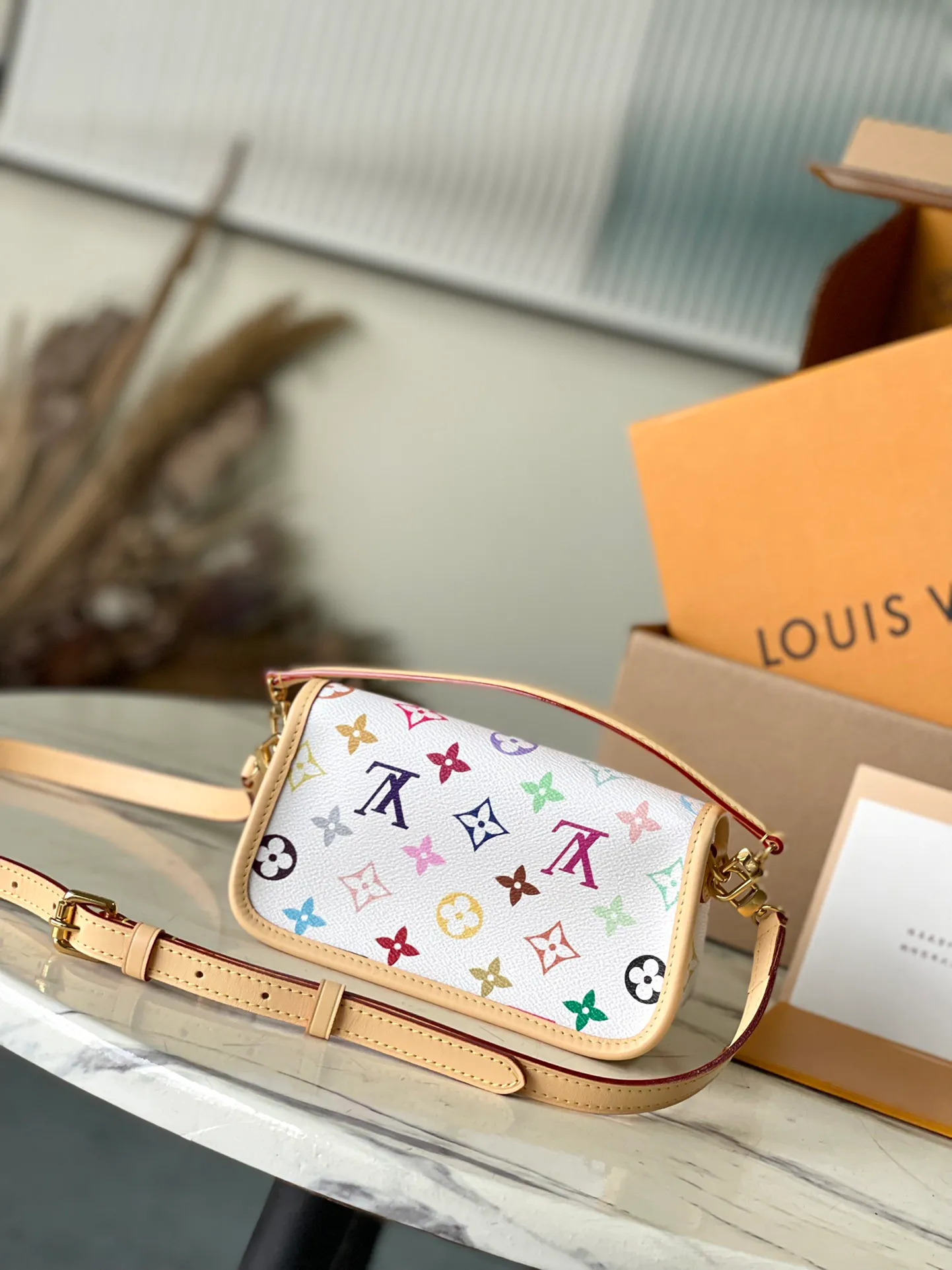 💰840 Top original order M14194 This Nano Diane handbag comes from the Louis Vuitton x Takashi Murakami collaboration series, with colorful Monogram patterns to express interest. The dazzling metal parts and cow leather trim highlight the classic style. The detachable and adjustable leather shoulder strap makes it easy to wear cross-body. The exquisite structure can store mobile phones, short coins and other daily needs. Dimensions: 19 × 10.5 × 6 cm