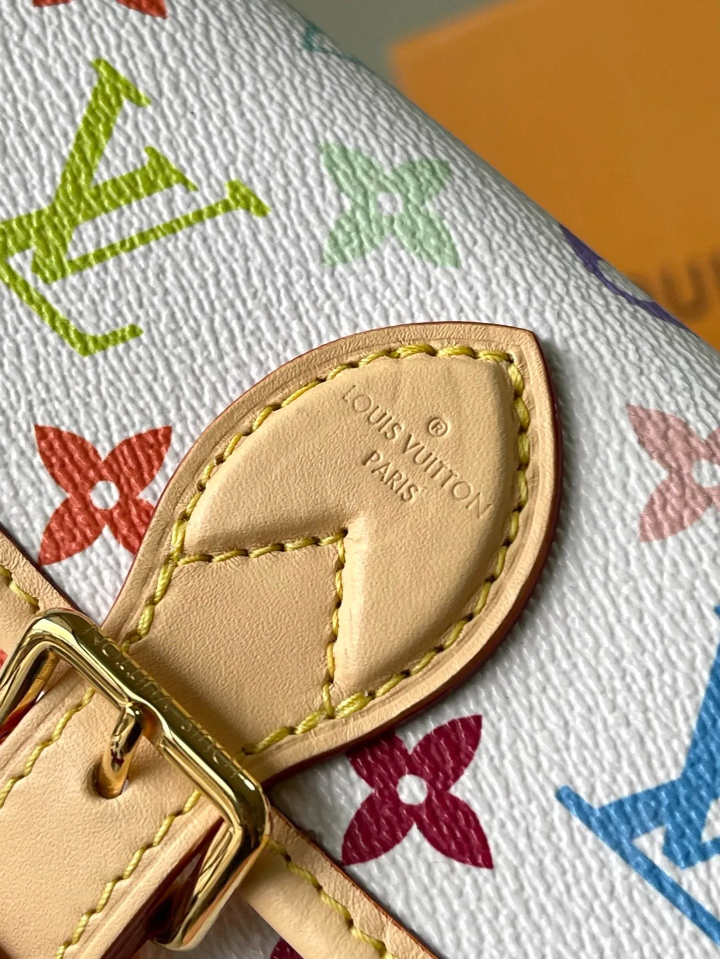 💰840 Top original order M14194 This Nano Diane handbag comes from the Louis Vuitton x Takashi Murakami collaboration series, with colorful Monogram patterns to express interest. The dazzling metal parts and cow leather trim highlight the classic style. The detachable and adjustable leather shoulder strap makes it easy to wear cross-body. The exquisite structure can store mobile phones, short coins and other daily needs. Dimensions: 19 × 10.5 × 6 cm