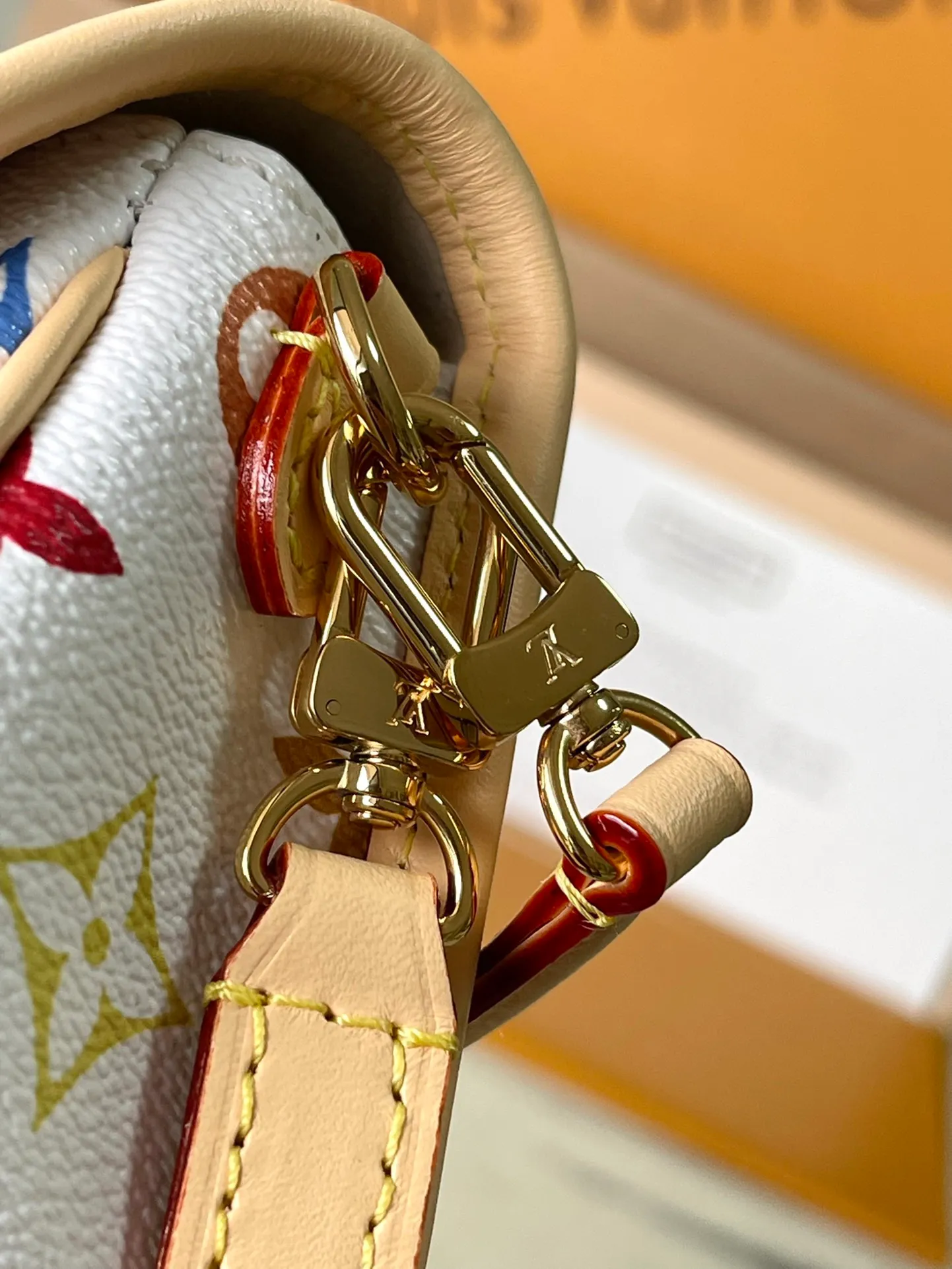 💰840 Top original order M14194 This Nano Diane handbag comes from the Louis Vuitton x Takashi Murakami collaboration series, with colorful Monogram patterns to express interest. The dazzling metal parts and cow leather trim highlight the classic style. The detachable and adjustable leather shoulder strap makes it easy to wear cross-body. The exquisite structure can store mobile phones, short coins and other daily needs. Dimensions: 19 × 10.5 × 6 cm