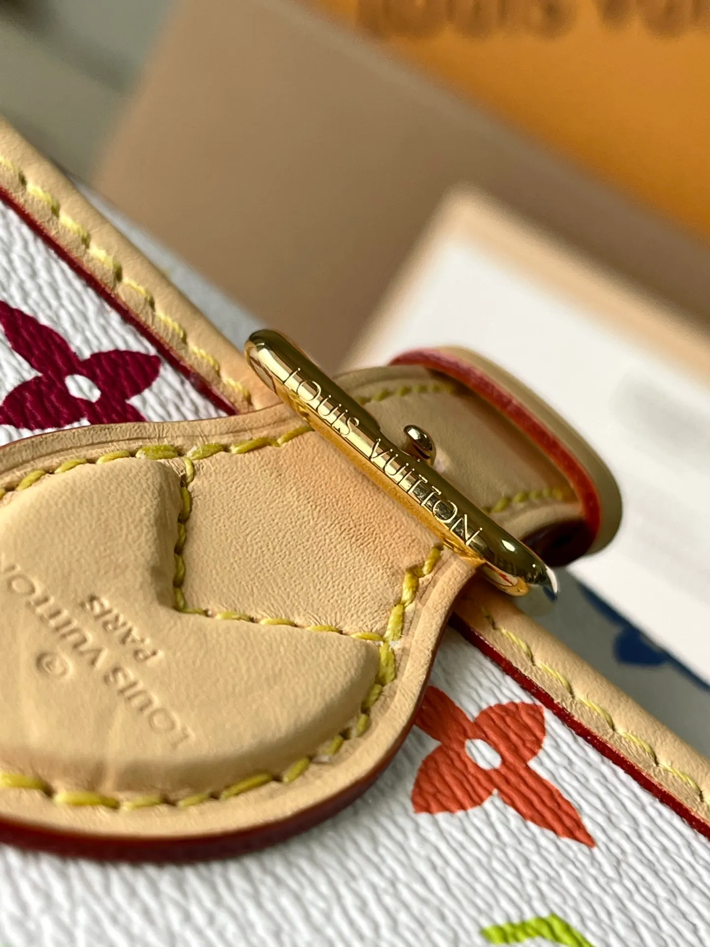 💰840 Top original order M14194 This Nano Diane handbag comes from the Louis Vuitton x Takashi Murakami collaboration series, with colorful Monogram patterns to express interest. The dazzling metal parts and cow leather trim highlight the classic style. The detachable and adjustable leather shoulder strap makes it easy to wear cross-body. The exquisite structure can store mobile phones, short coins and other daily needs. Dimensions: 19 × 10.5 × 6 cm