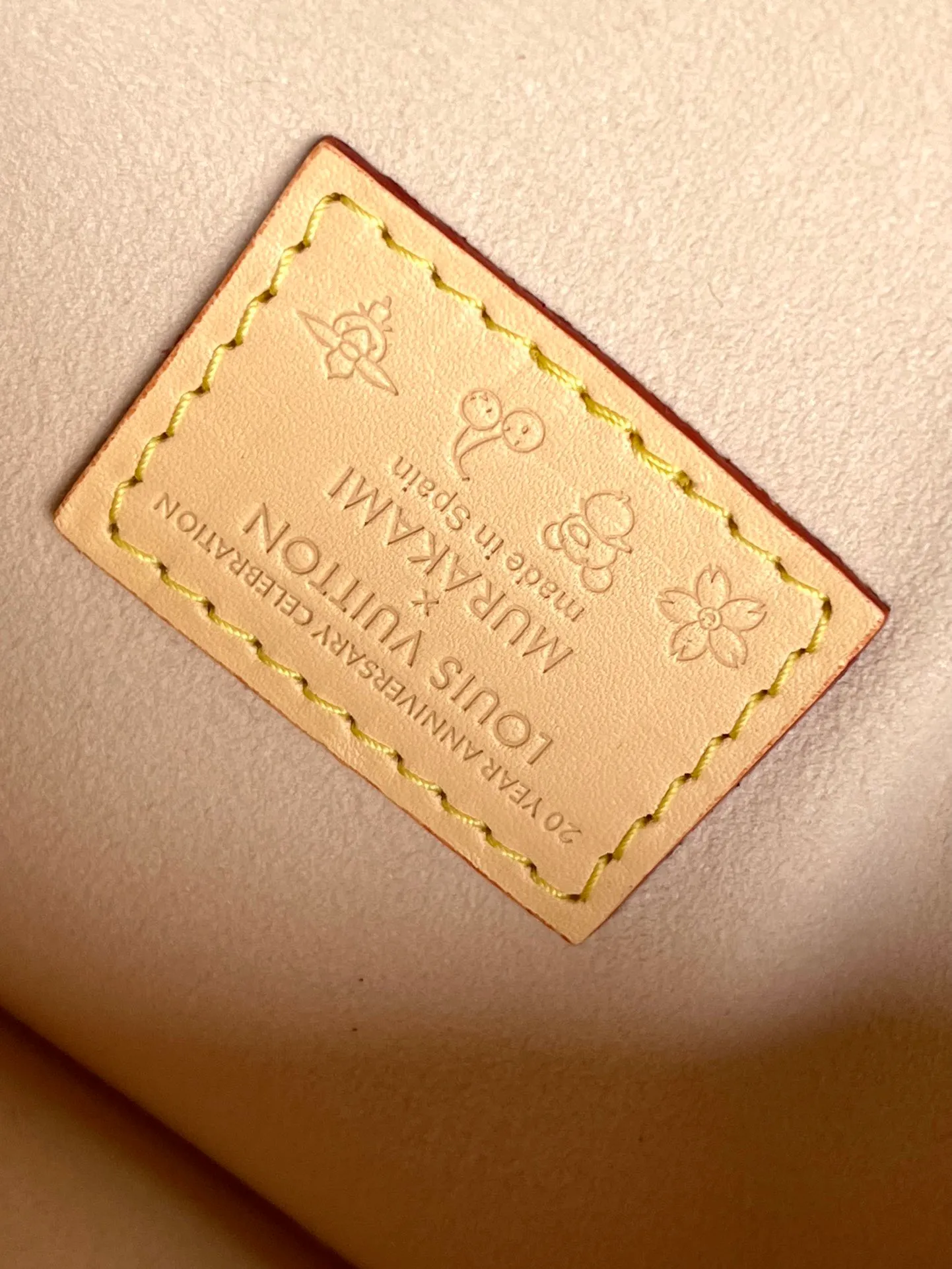 💰840 Top original order M14194 This Nano Diane handbag comes from the Louis Vuitton x Takashi Murakami collaboration series, with colorful Monogram patterns to express interest. The dazzling metal parts and cow leather trim highlight the classic style. The detachable and adjustable leather shoulder strap makes it easy to wear cross-body. The exquisite structure can store mobile phones, short coins and other daily needs. Dimensions: 19 × 10.5 × 6 cm