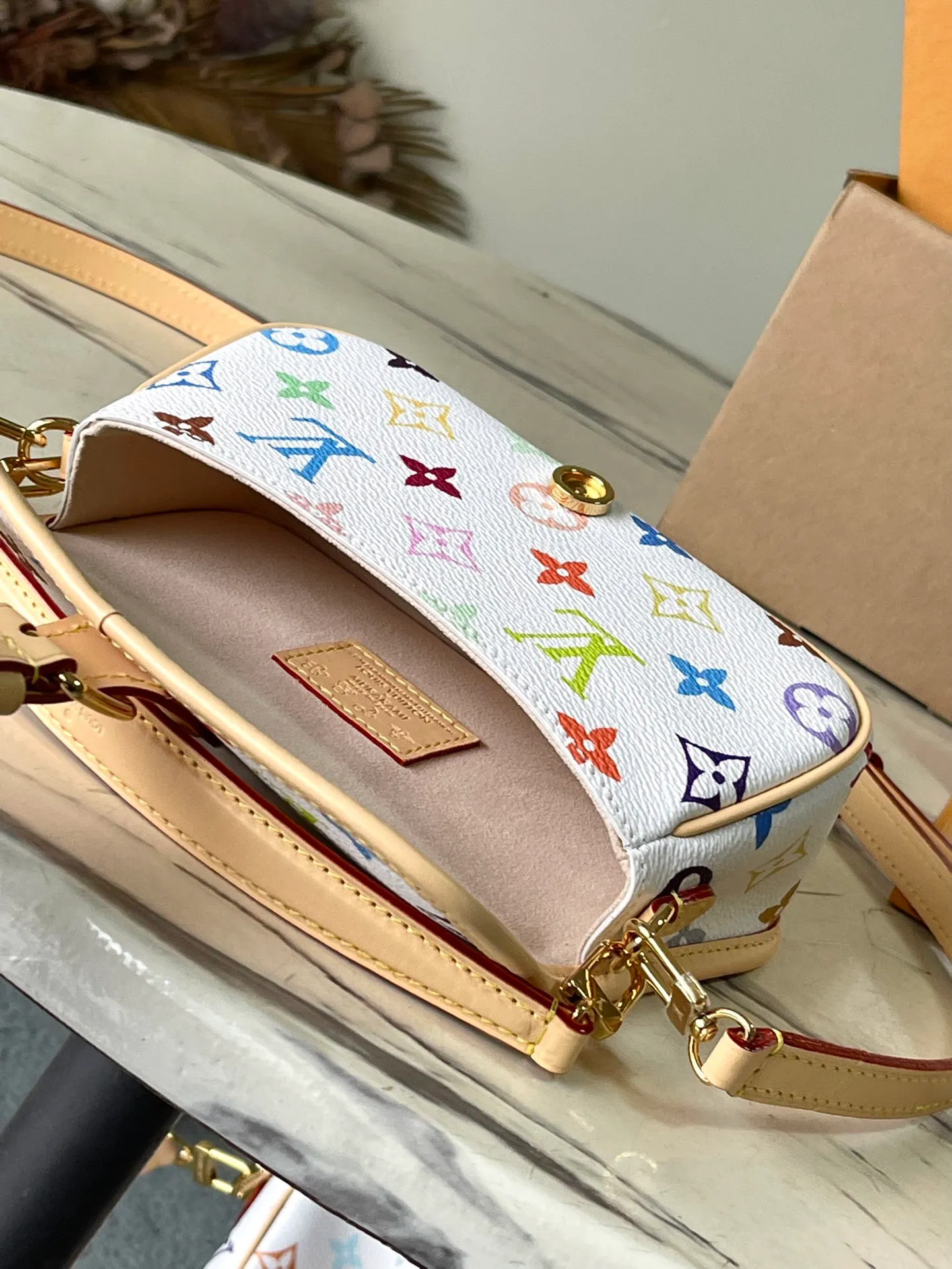 💰840 Top original order M14194 This Nano Diane handbag comes from the Louis Vuitton x Takashi Murakami collaboration series, with colorful Monogram patterns to express interest. The dazzling metal parts and cow leather trim highlight the classic style. The detachable and adjustable leather shoulder strap makes it easy to wear cross-body. The exquisite structure can store mobile phones, short coins and other daily needs. Dimensions: 19 × 10.5 × 6 cm