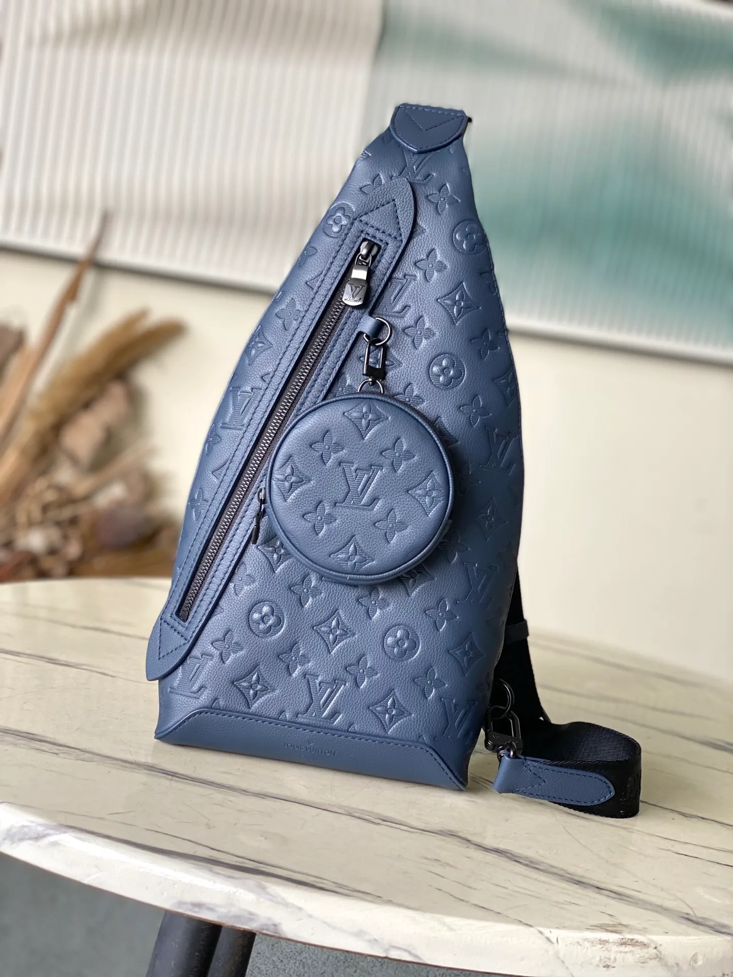 💰1360 (top layer leather) top original M24467 dark blue Monogram Shadow Jm embossed calfskin brings masculine sophistication to the unique Duo Slingbag. The bag's unusual shape and removable round pouch with zipper make it instantly recognizable. It has a zippered pocket on the side. The adjustable shoulder strap can be worn on the right or left side. Dimensions: 20 x 42 x 6 cm