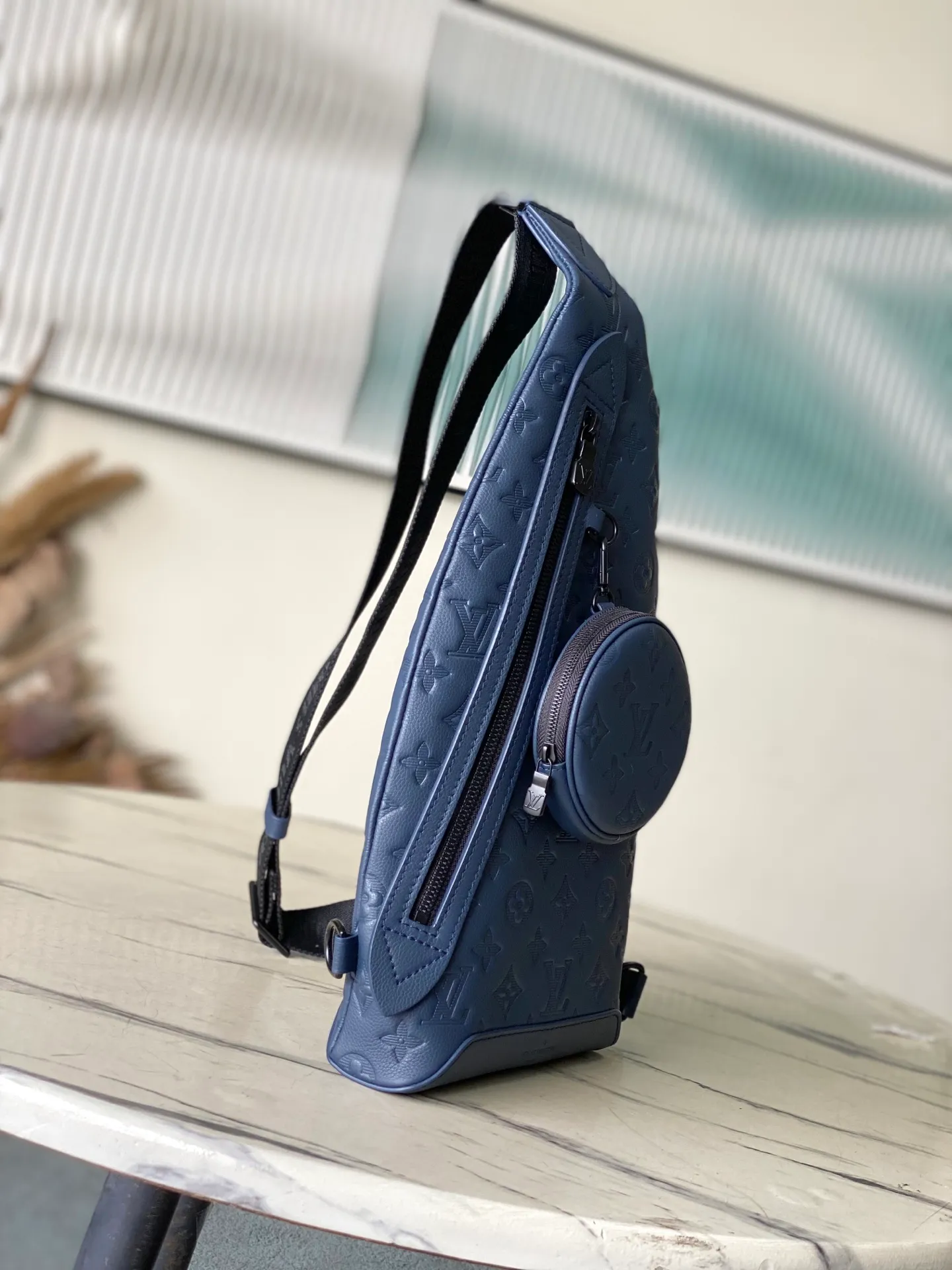 💰1360 (top layer leather) top original M24467 dark blue Monogram Shadow Jm embossed calfskin brings masculine sophistication to the unique Duo Slingbag. The bag's unusual shape and removable round pouch with zipper make it instantly recognizable. It has a zippered pocket on the side. The adjustable shoulder strap can be worn on the right or left side. Dimensions: 20 x 42 x 6 cm