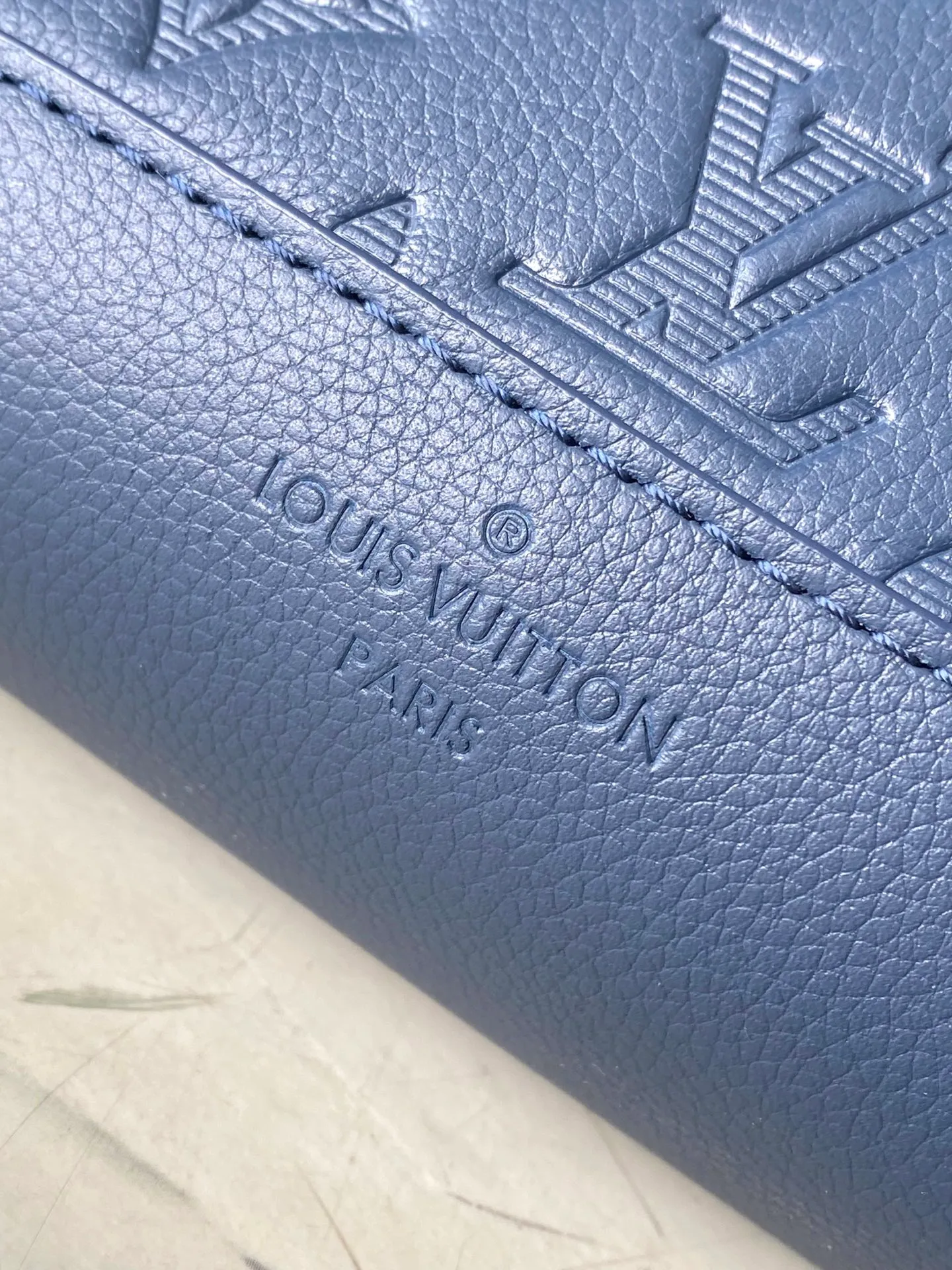 💰1360 (top layer leather) top original M24467 dark blue Monogram Shadow Jm embossed calfskin brings masculine sophistication to the unique Duo Slingbag. The bag's unusual shape and removable round pouch with zipper make it instantly recognizable. It has a zippered pocket on the side. The adjustable shoulder strap can be worn on the right or left side. Dimensions: 20 x 42 x 6 cm