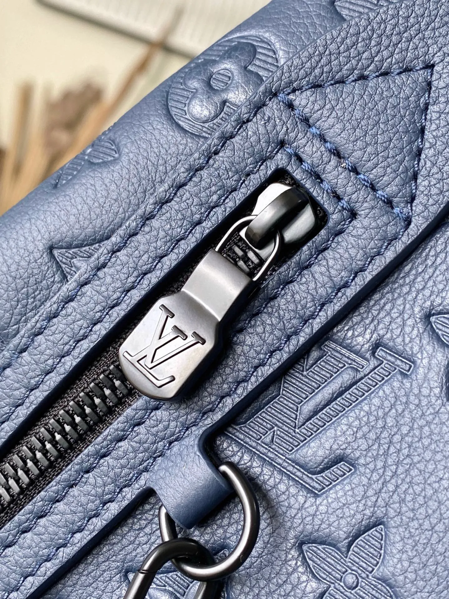 💰1360 (top layer leather) top original M24467 dark blue Monogram Shadow Jm embossed calfskin brings masculine sophistication to the unique Duo Slingbag. The bag's unusual shape and removable round pouch with zipper make it instantly recognizable. It has a zippered pocket on the side. The adjustable shoulder strap can be worn on the right or left side. Dimensions: 20 x 42 x 6 cm