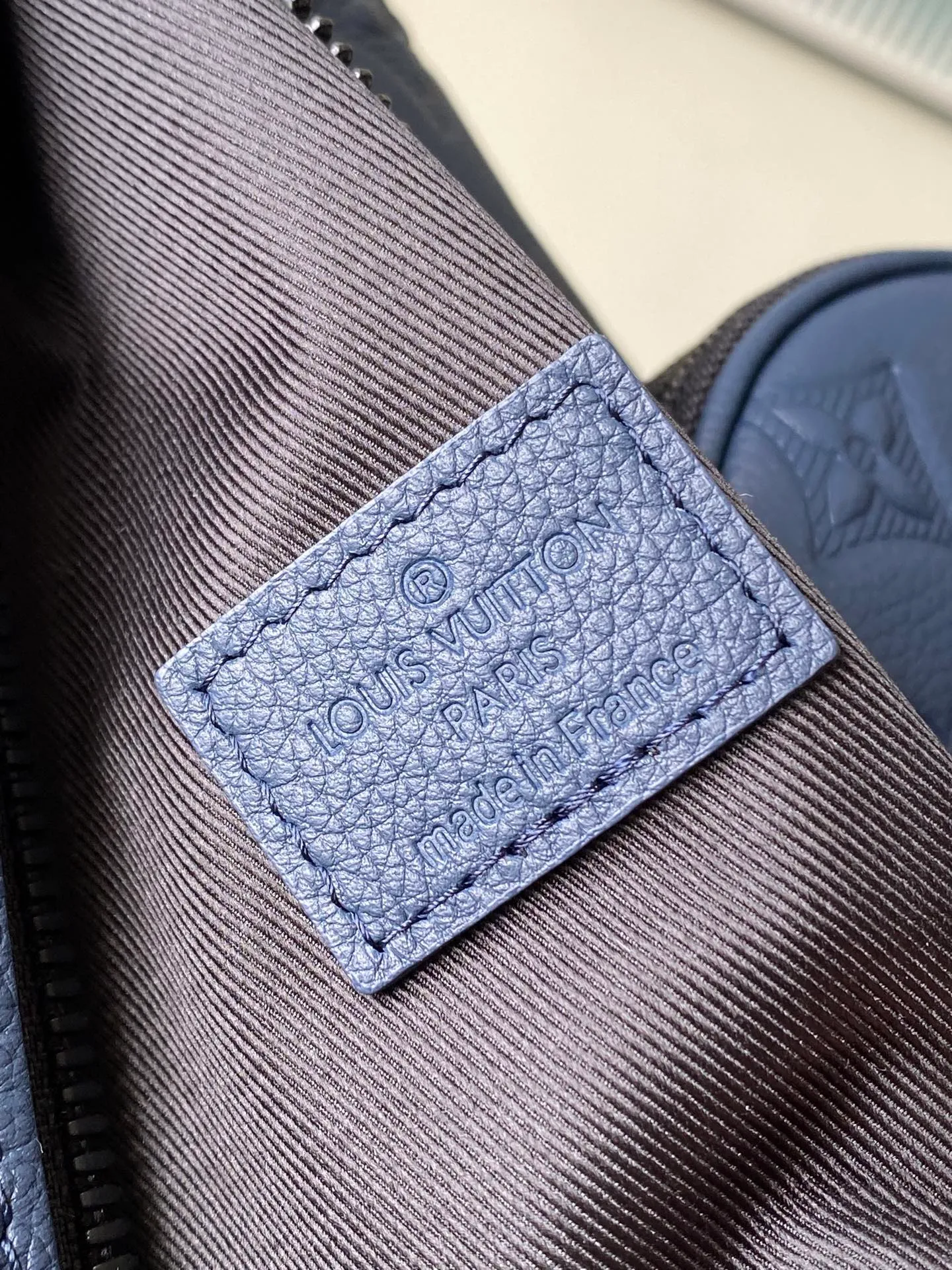 💰1360 (top layer leather) top original M24467 dark blue Monogram Shadow Jm embossed calfskin brings masculine sophistication to the unique Duo Slingbag. The bag's unusual shape and removable round pouch with zipper make it instantly recognizable. It has a zippered pocket on the side. The adjustable shoulder strap can be worn on the right or left side. Dimensions: 20 x 42 x 6 cm